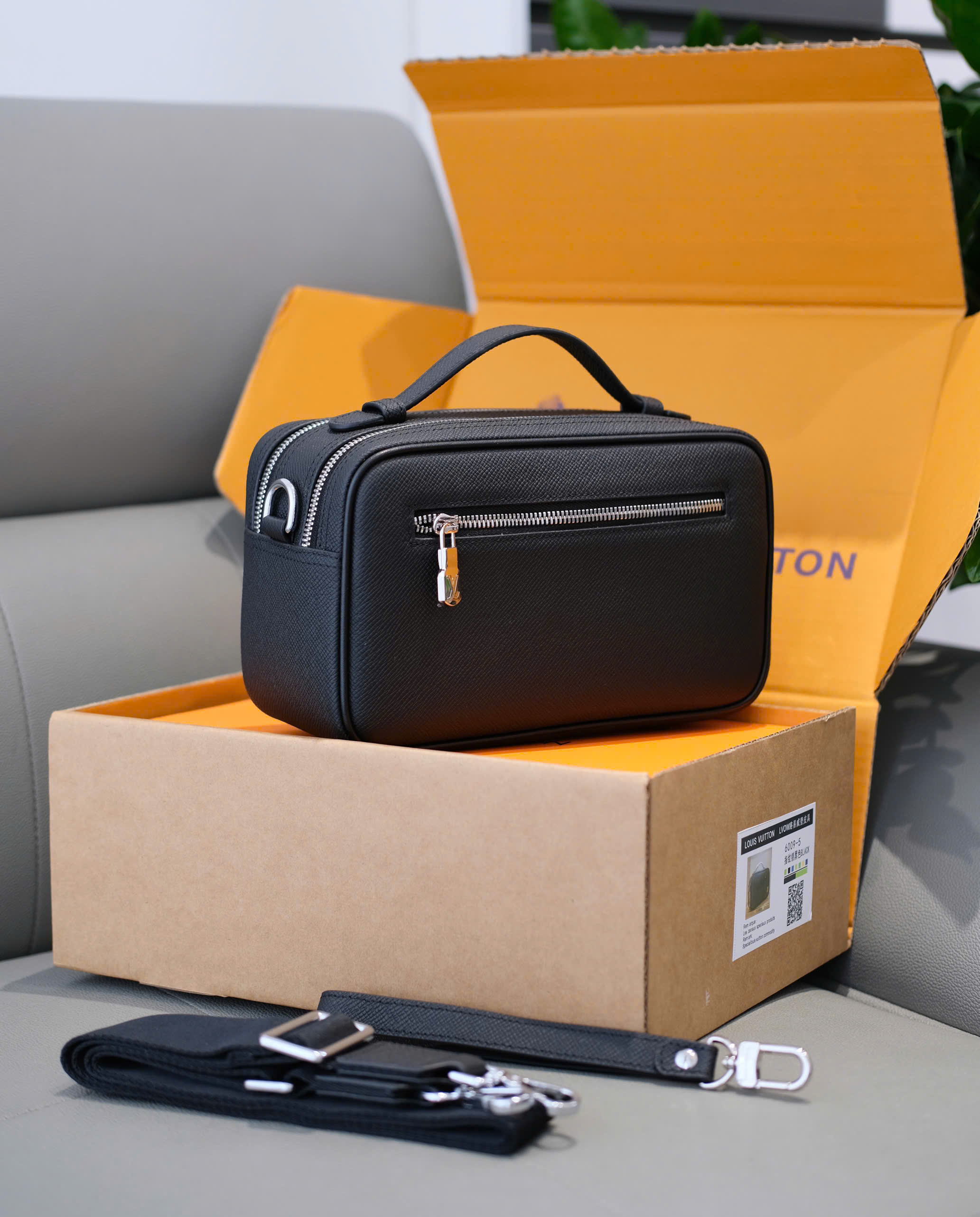 Túi ví Clutch Louis Vuitton LV taiga Đen sần logo tag bạc khóa vân tay Like Auth 25x15x10 DDT