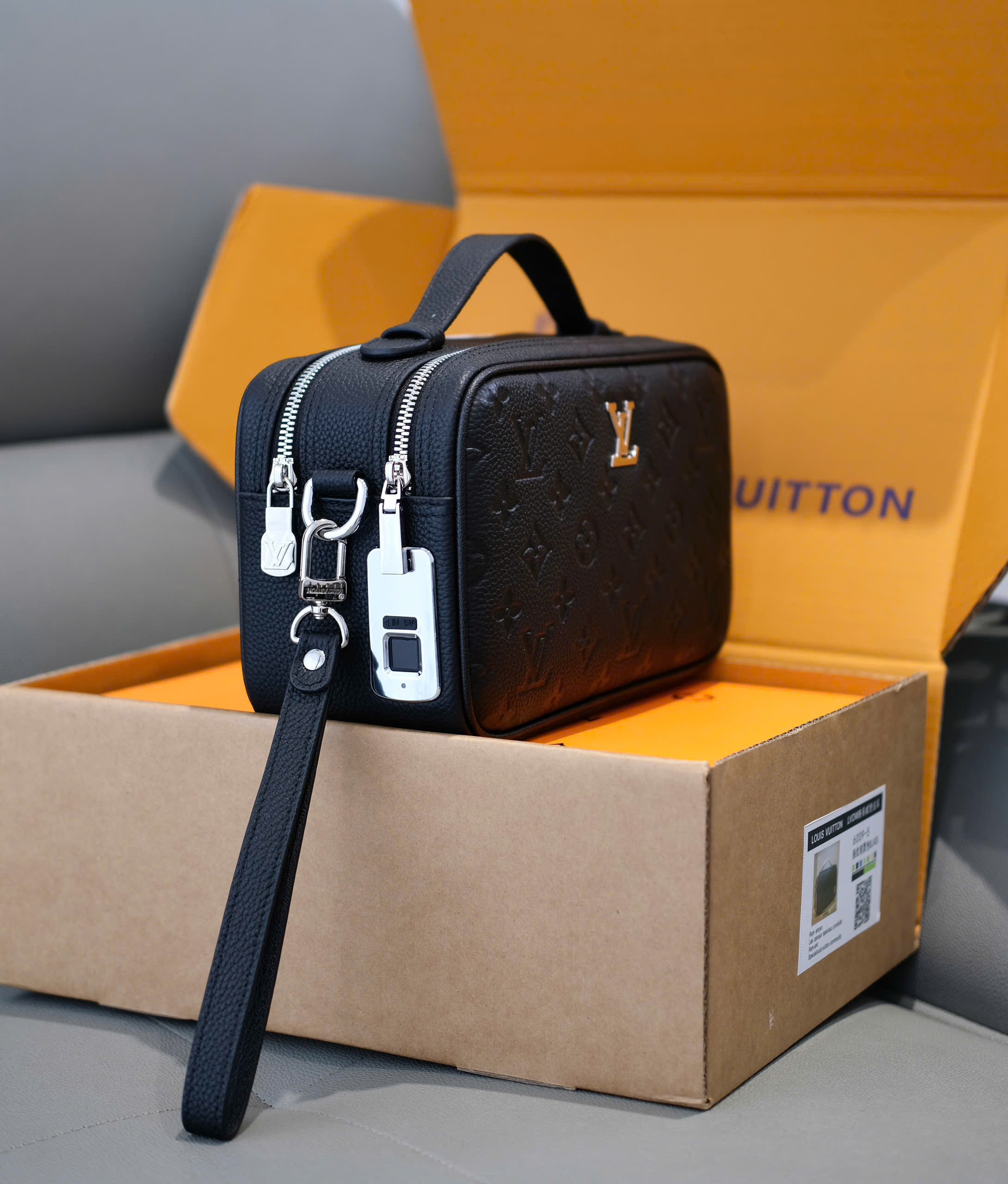Túi ví Clutch Louis Vuitton LV vân dập chìm logo tag bạc khóa vân tay Like Auth 25x15x10 DDT