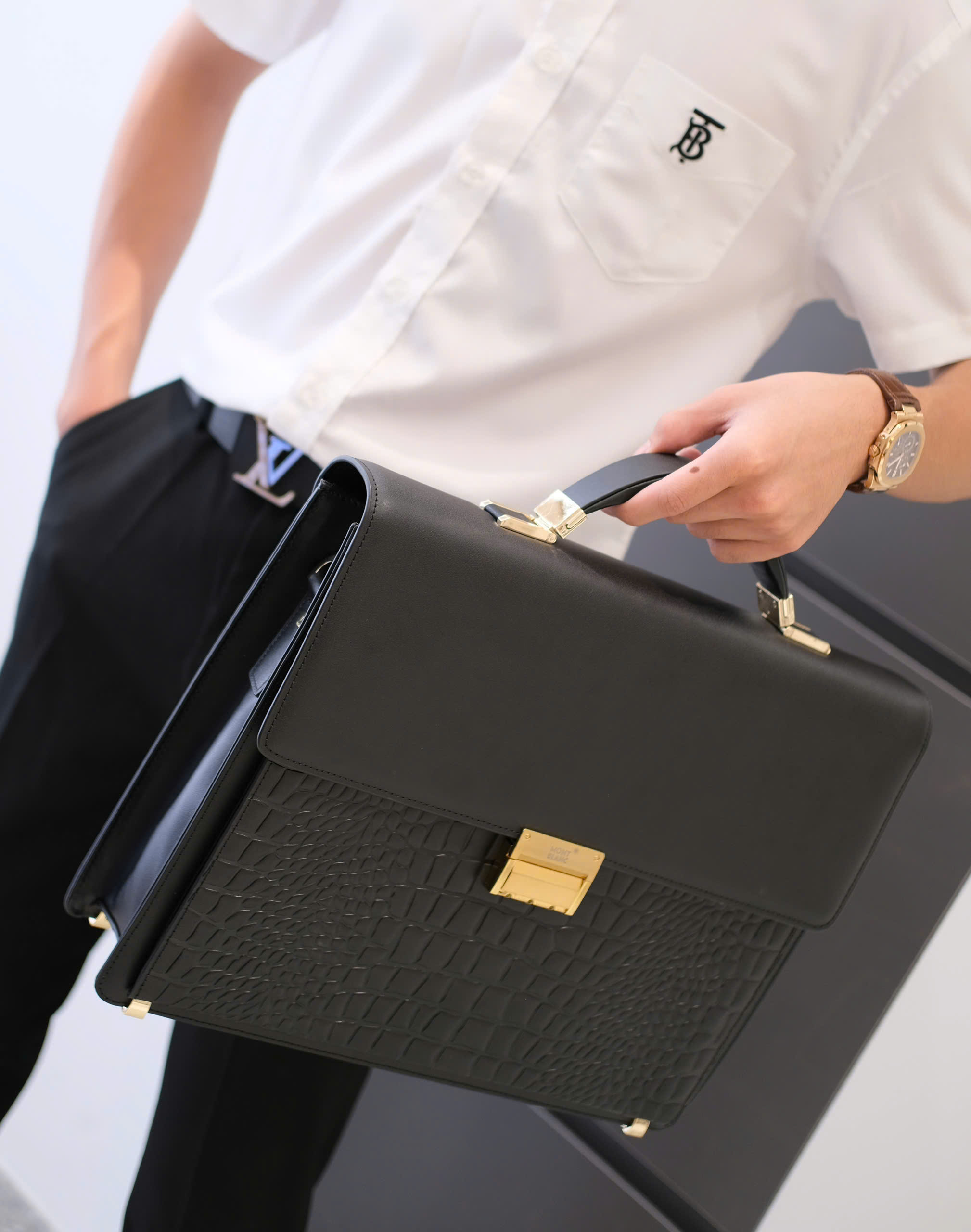 Túi cặp xách tay đeo vai Monblanc da cá sấu nắp trơn khóa số bản 1-1 on web 38x28x9 DDT