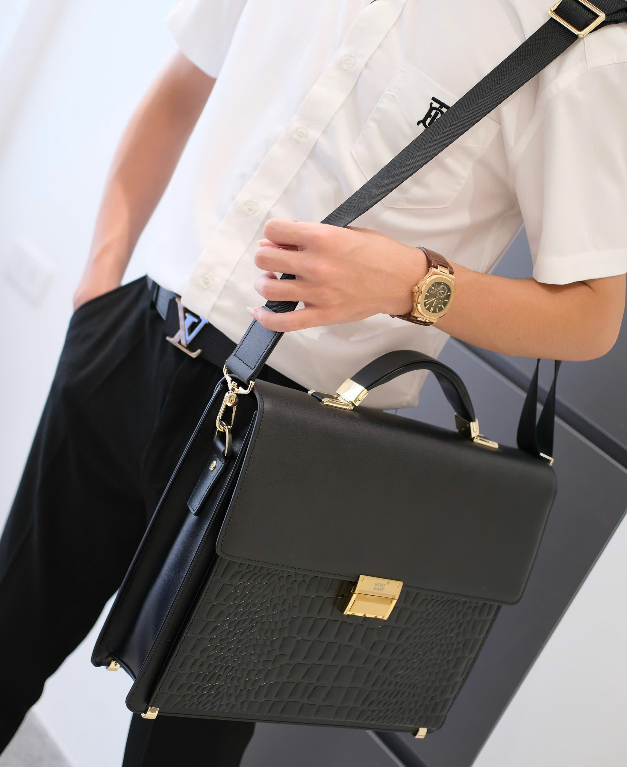 Túi cặp xách tay đeo vai Monblanc da cá sấu nắp trơn khóa số bản 1-1 on web 38x28x9 DDT