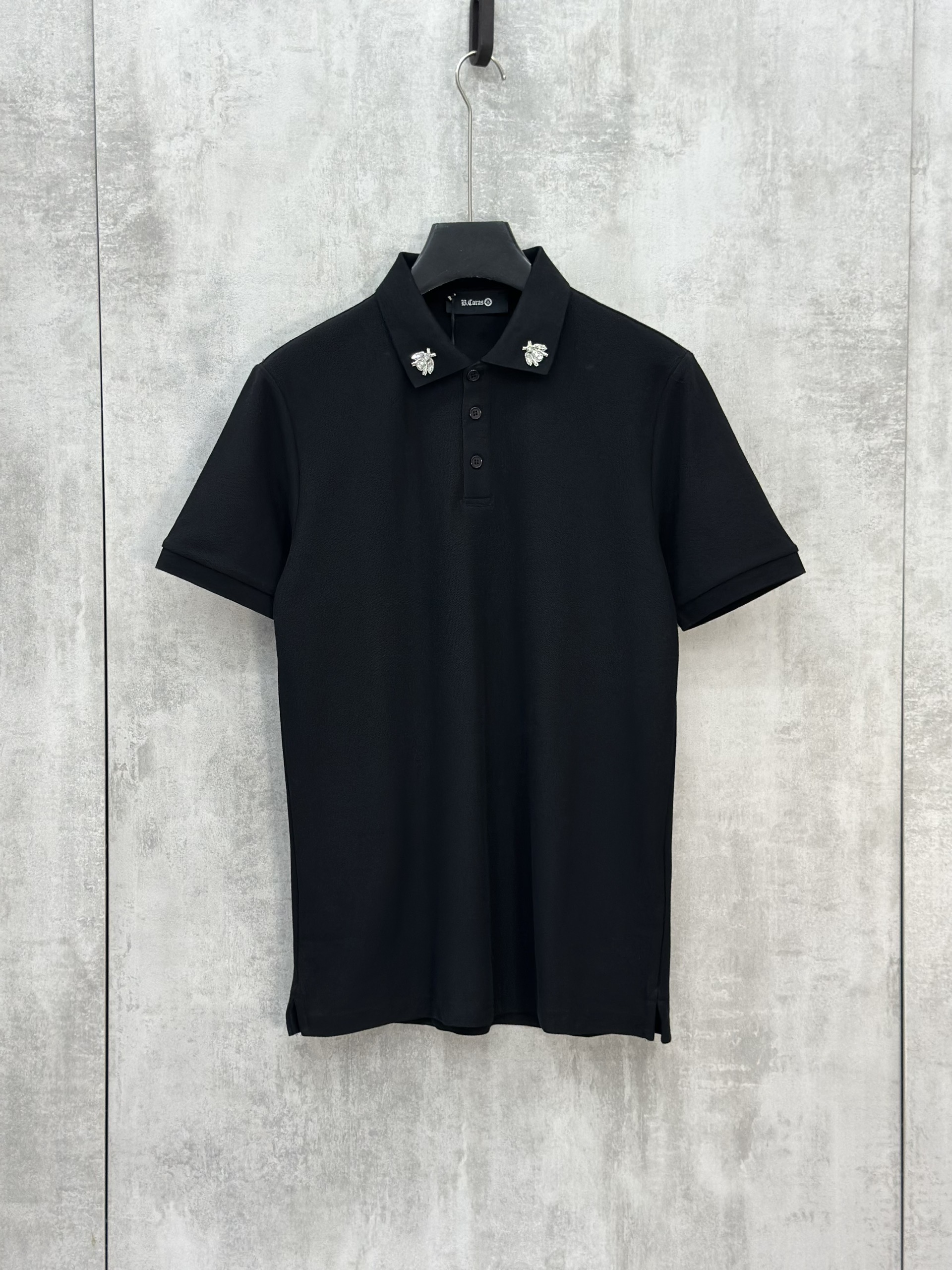 Áo polo Caras basic logo Ong đính đá tag cổ Like Auth S-XL VTN\Đen