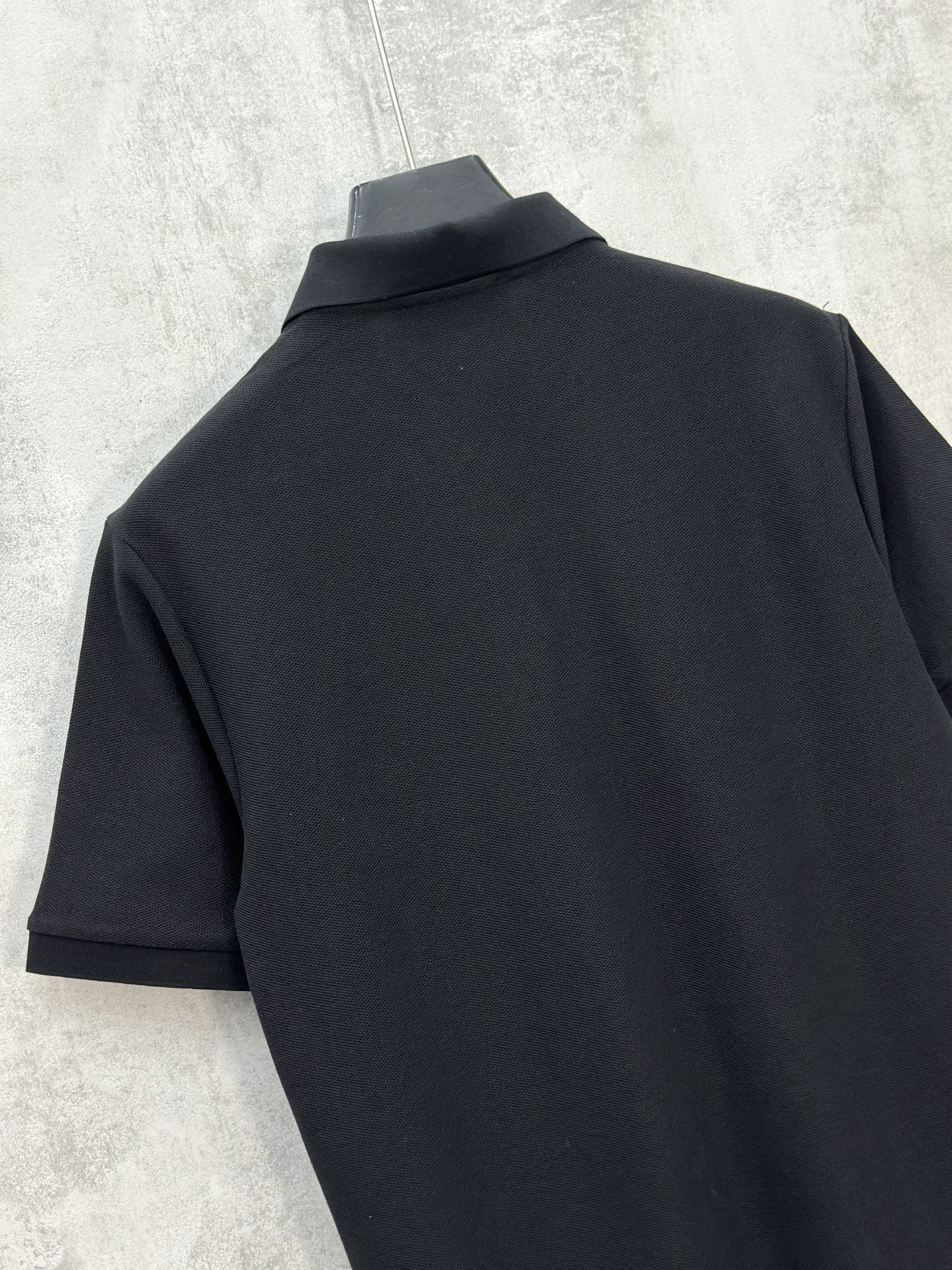 Áo polo Caras basic logo Ong đính đá tag cổ Like Auth S-XL VTN\Đen