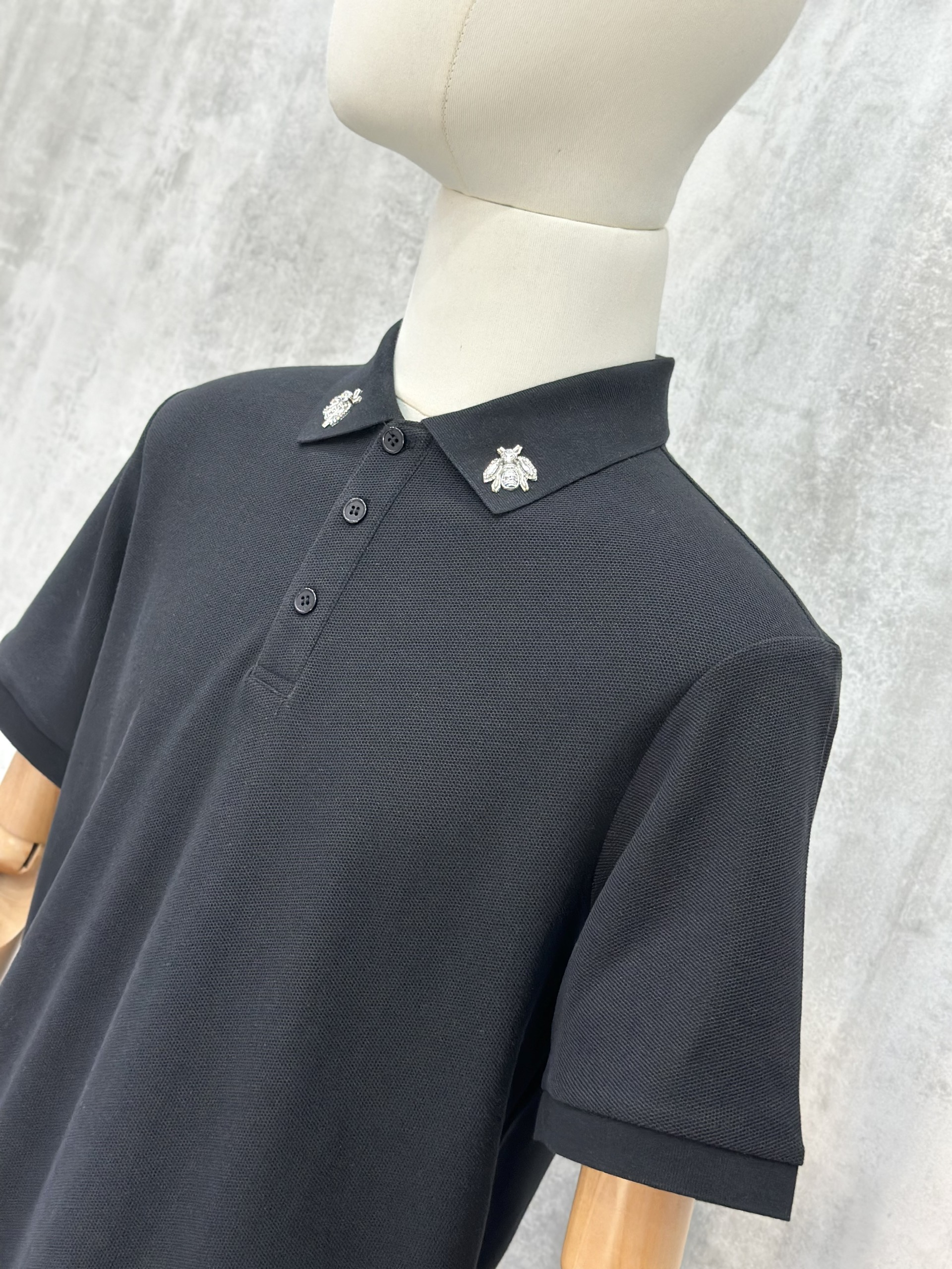 Áo polo Caras basic logo Ong đính đá tag cổ Like Auth S-XL VTN\Đen