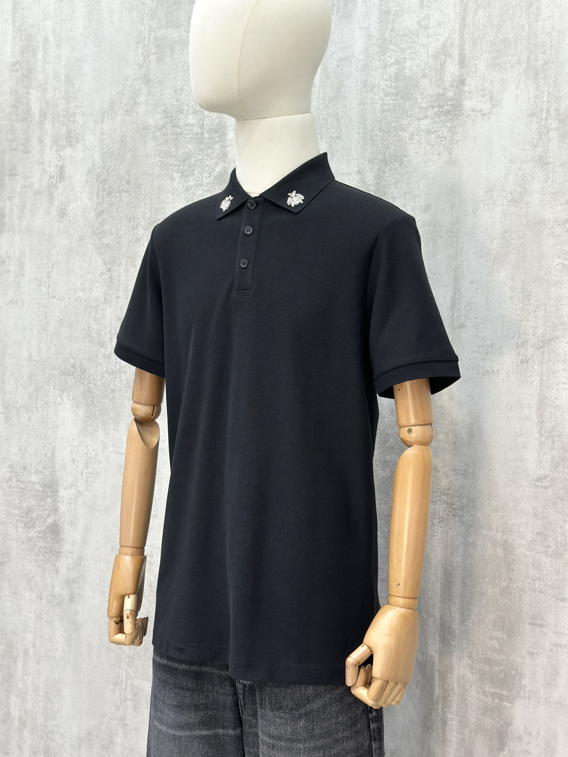 Áo polo Caras basic logo Ong đính đá tag cổ Like Auth S-XL VTN\Đen