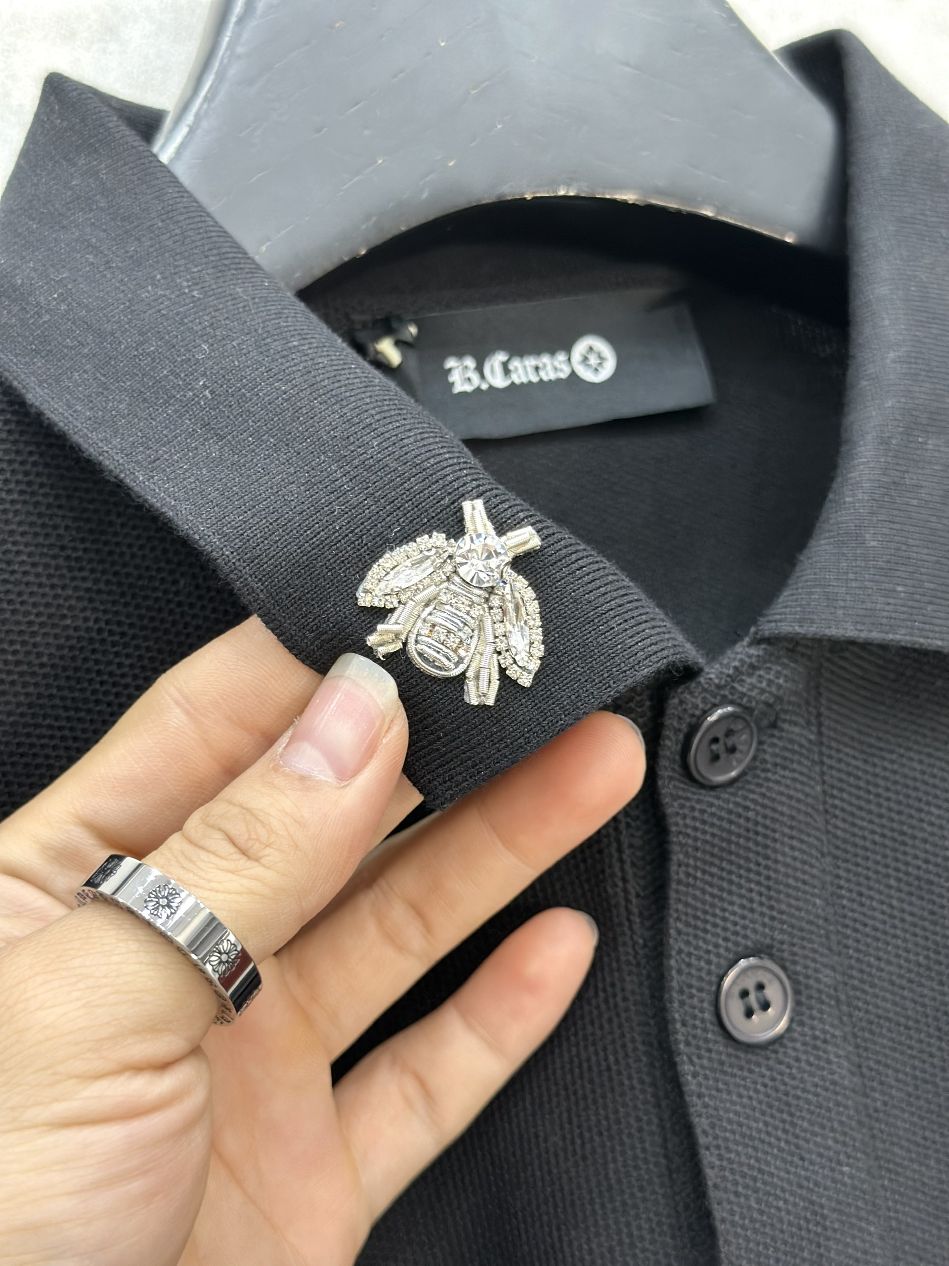 Áo polo Caras basic logo Ong đính đá tag cổ Like Auth S-XL VTN\Đen