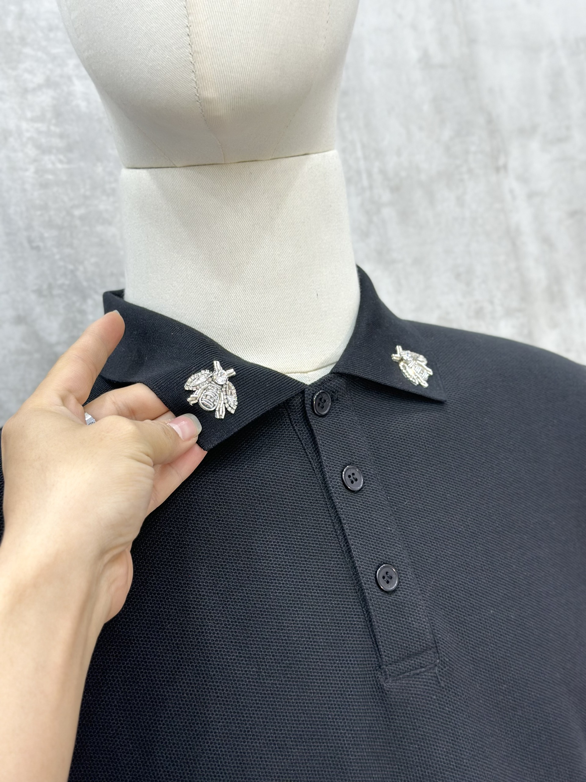 Áo polo Caras basic logo Ong đính đá tag cổ Like Auth S-XL VTN\Đen