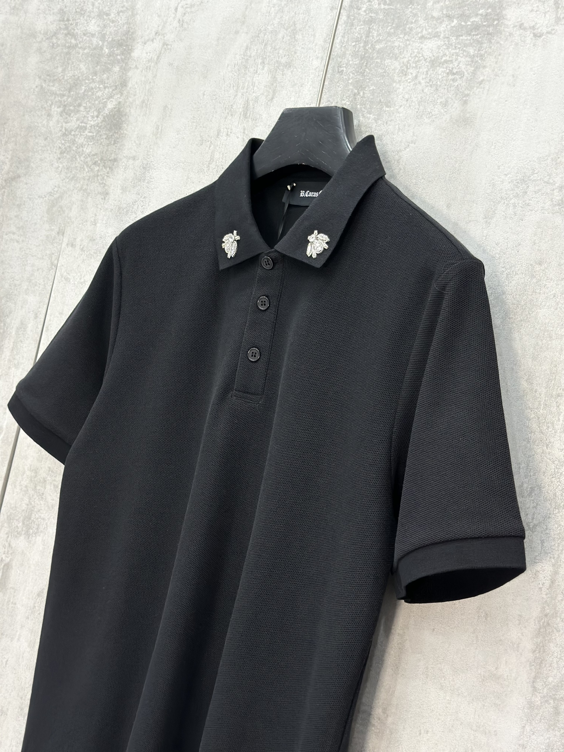 Áo polo Caras basic logo Ong đính đá tag cổ Like Auth S-XL VTN\Đen