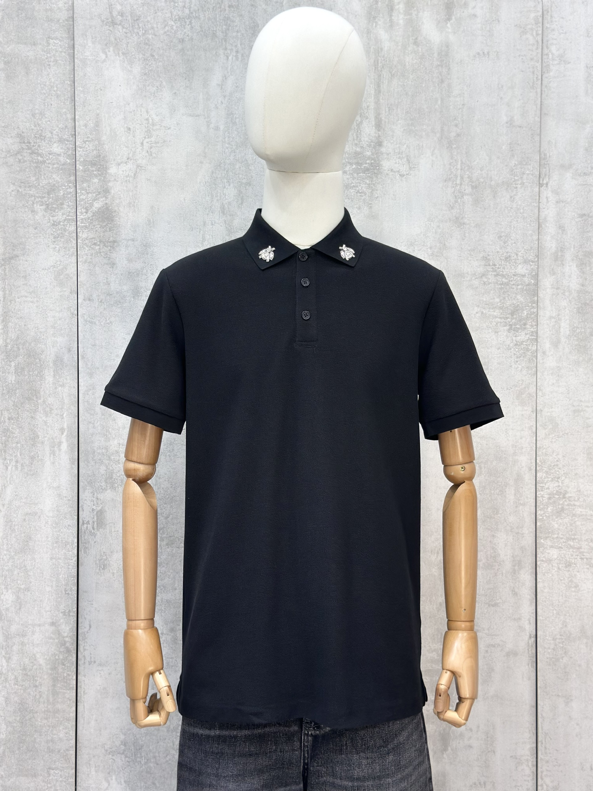 Áo polo Caras basic logo Ong đính đá tag cổ Like Auth S-XL VTN\Đen