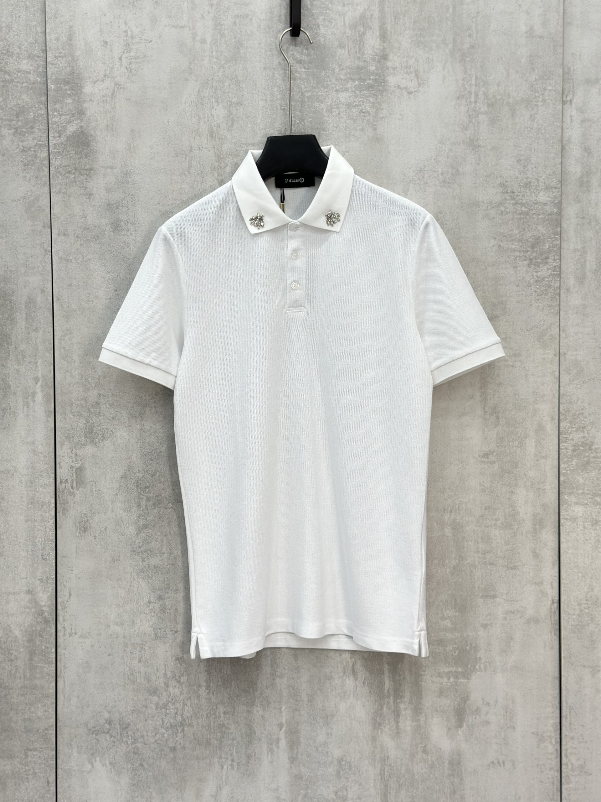 Áo polo Caras basic logo Ong đính đá tag cổ Like Auth S-XL VTN/Trắng