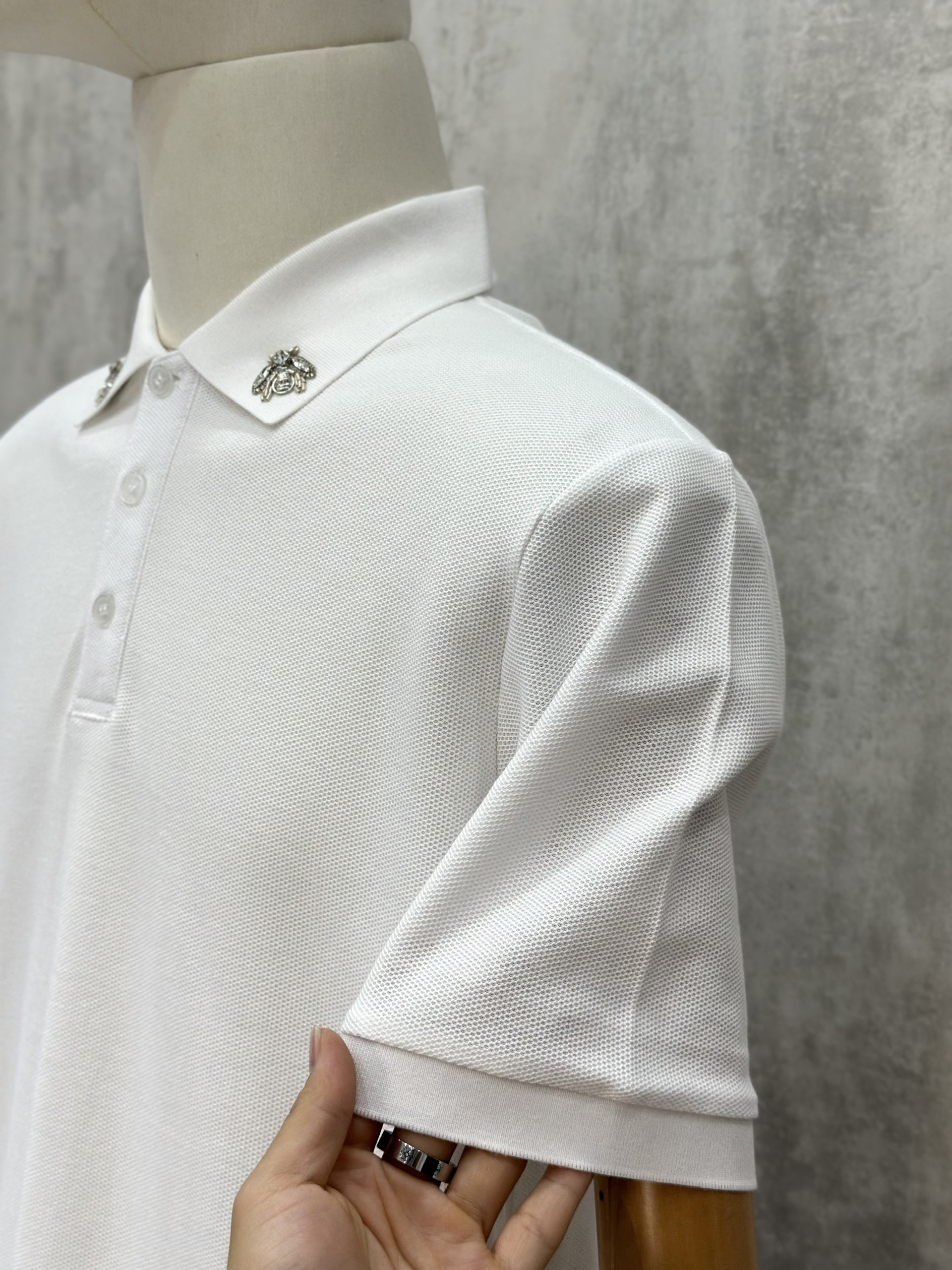 Áo polo Caras basic logo Ong đính đá tag cổ Like Auth S-XL VTN/Trắng