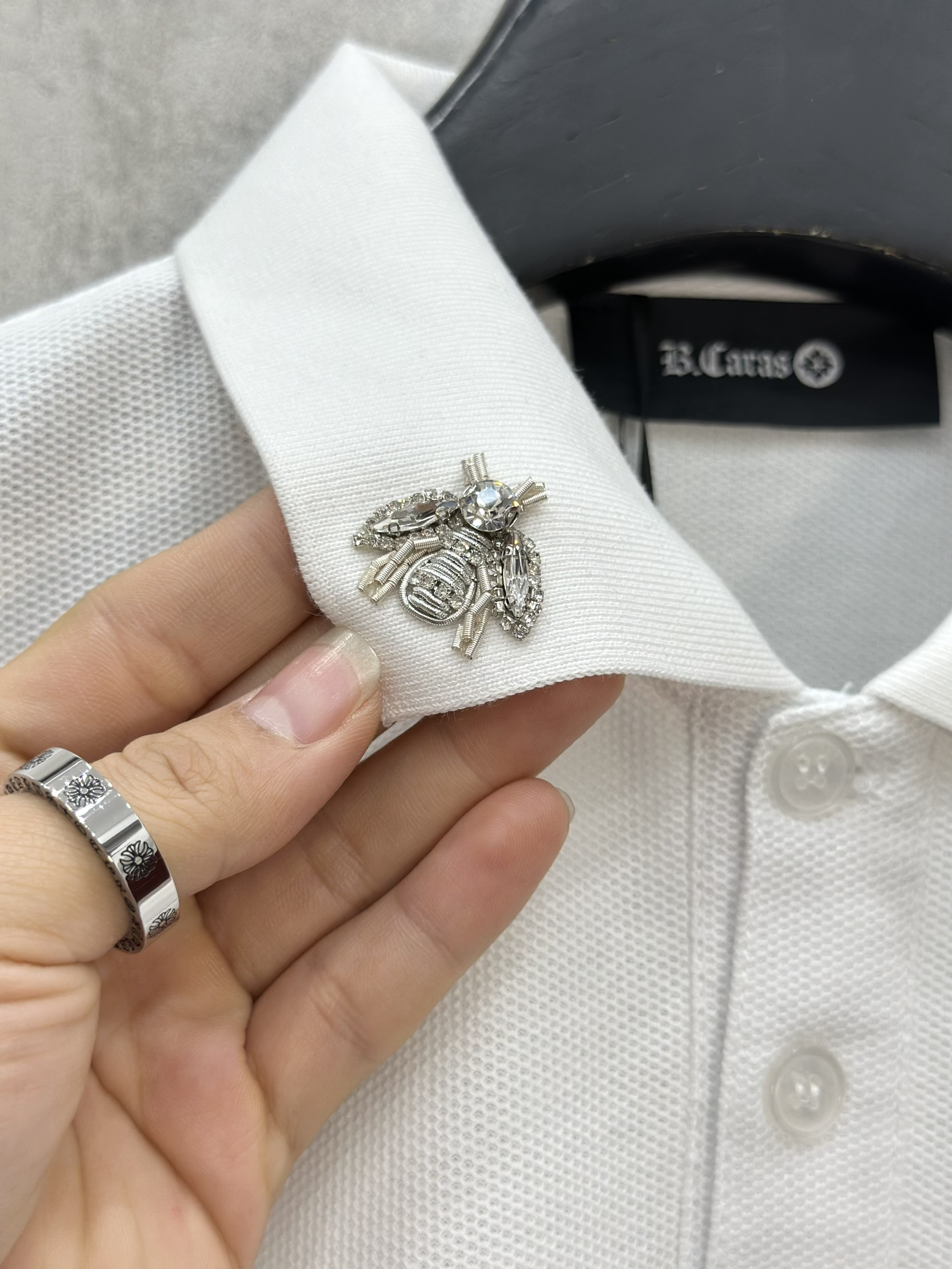Áo polo Caras basic logo Ong đính đá tag cổ Like Auth S-XL VTN/Trắng