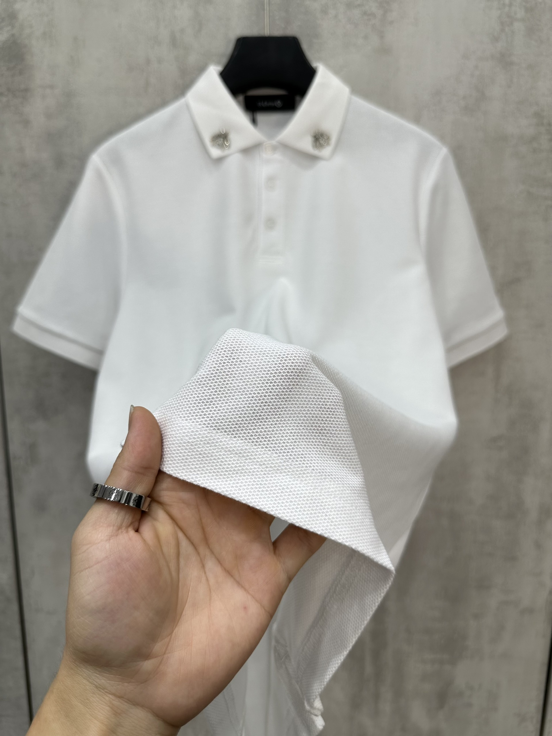 Áo polo Caras basic logo Ong đính đá tag cổ Like Auth S-XL VTN/Trắng