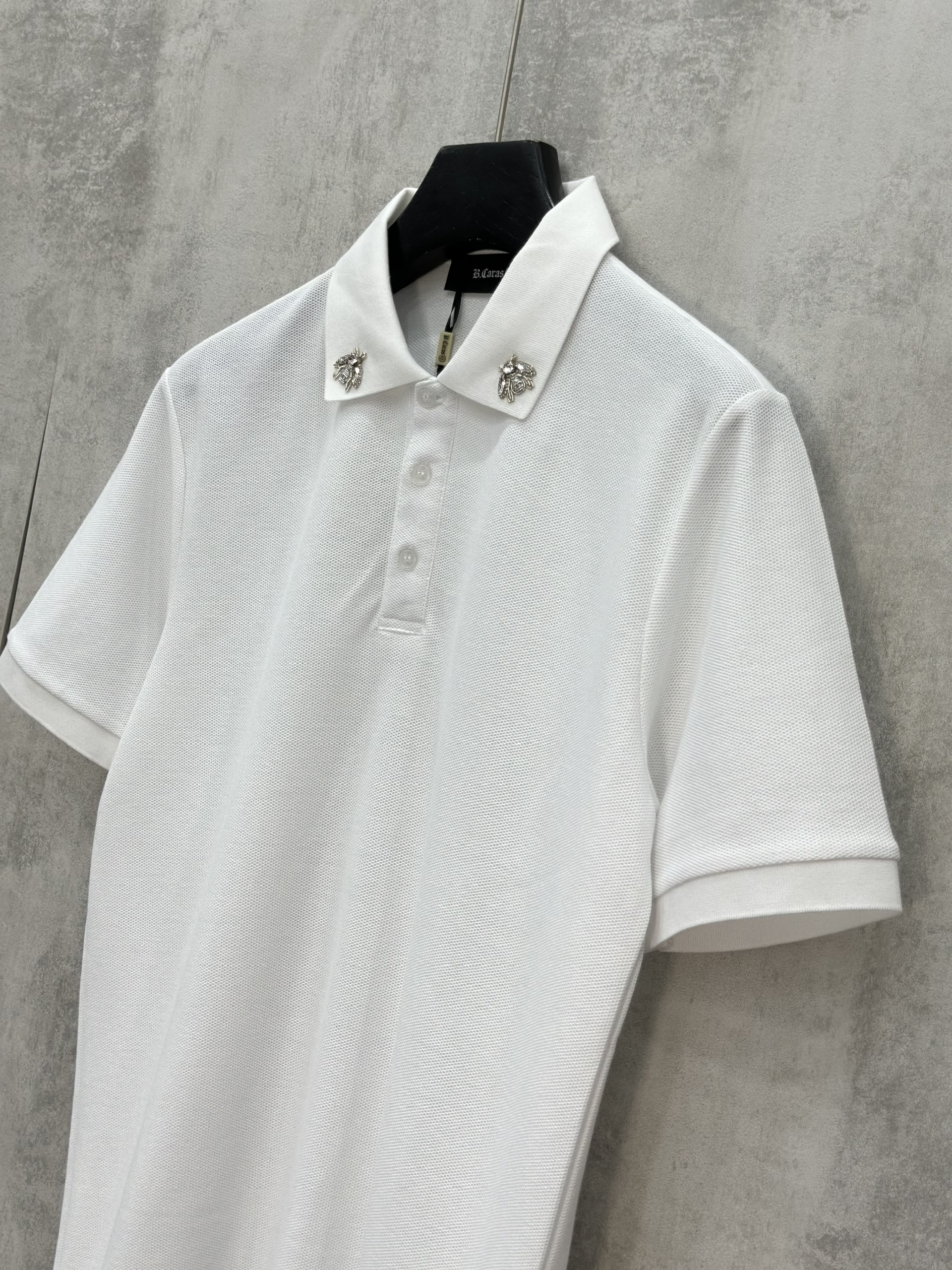 Áo polo Caras basic logo Ong đính đá tag cổ Like Auth S-XL VTN/Trắng