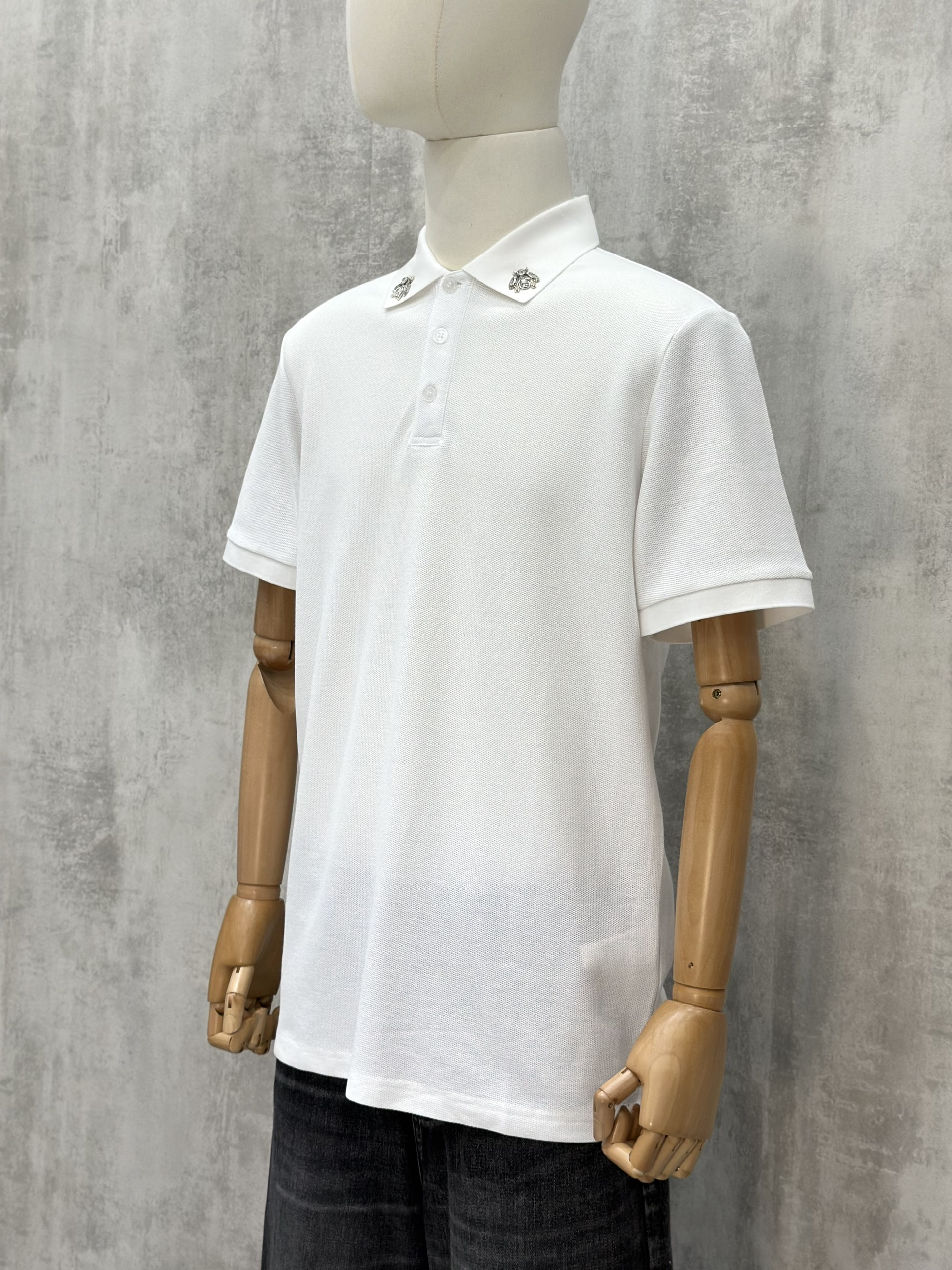 Áo polo Caras basic logo Ong đính đá tag cổ Like Auth S-XL VTN/Trắng