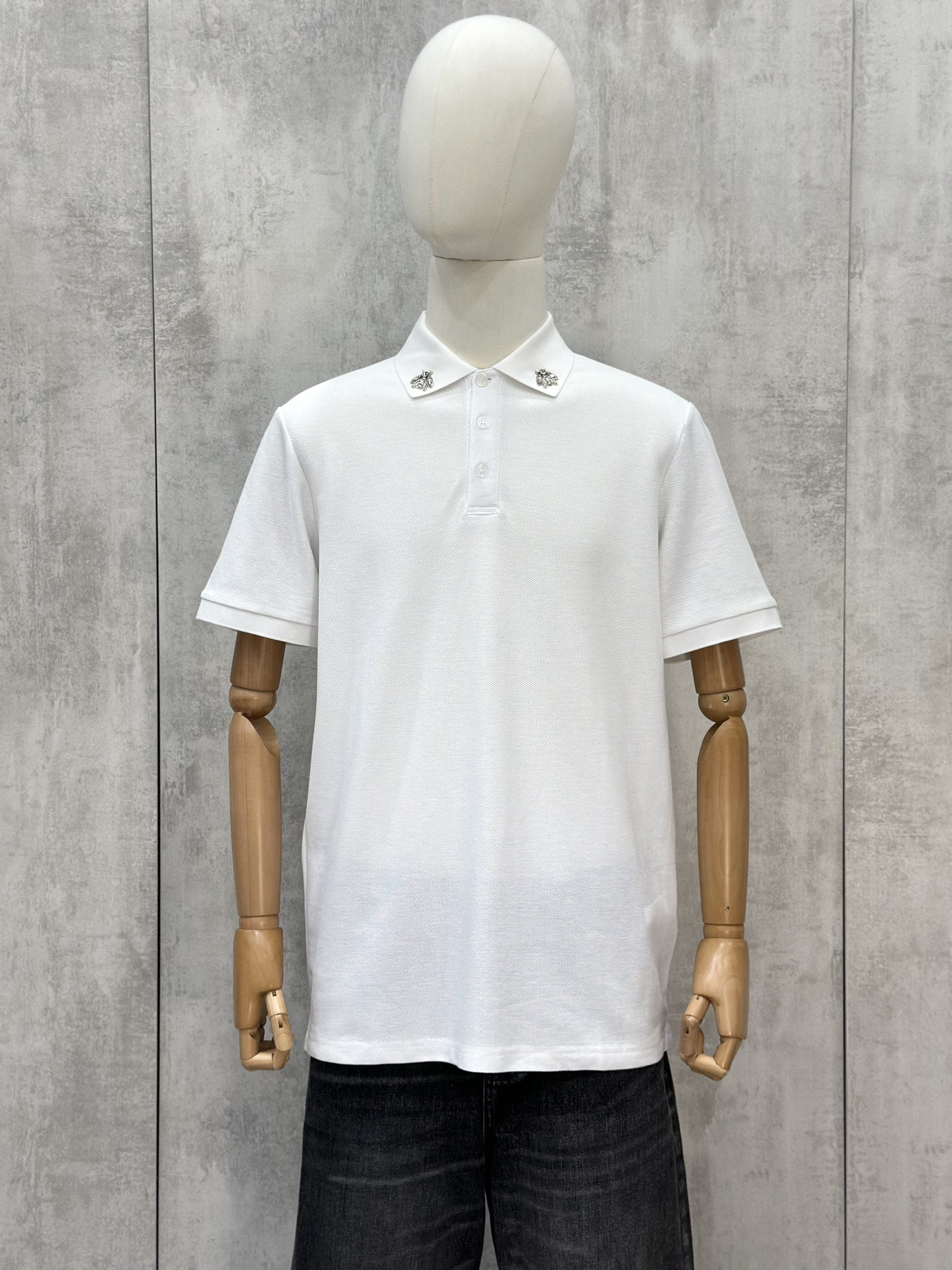 Áo polo Caras basic logo Ong đính đá tag cổ Like Auth S-XL VTN/Trắng