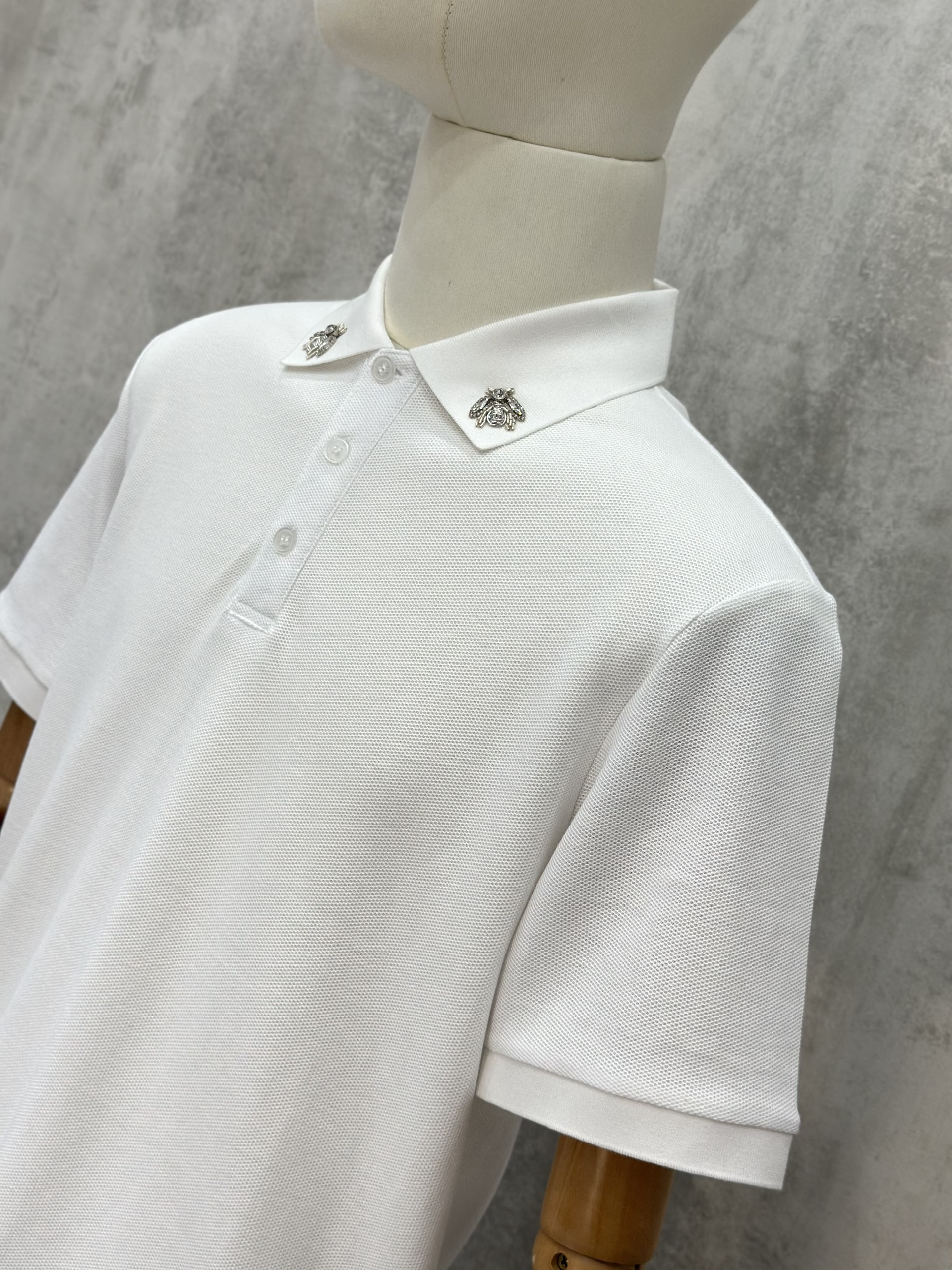 Áo polo Caras basic logo Ong đính đá tag cổ Like Auth S-XL VTN/Trắng