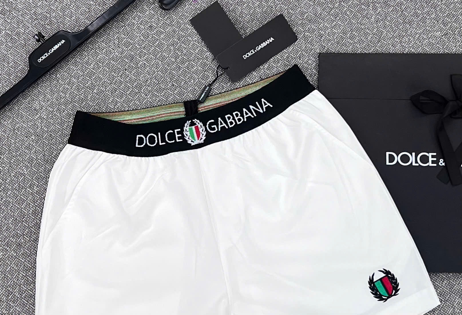 Quần short đùi gió Dolce Gabbana DG logo bo cạp tag đùi túi sau Like Auth S-XL MK