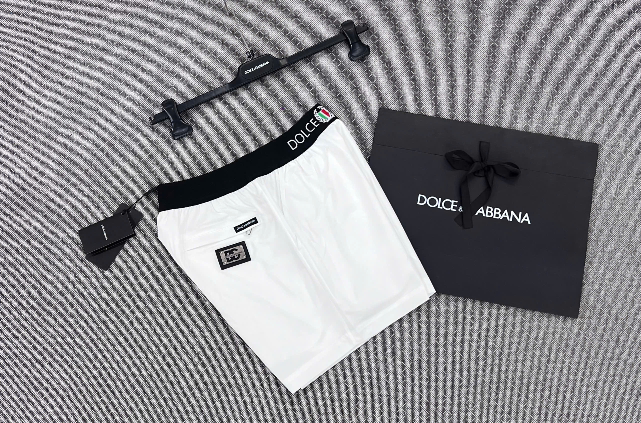 Quần short đùi gió Dolce Gabbana DG logo bo cạp tag đùi túi sau Like Auth S-XL MK