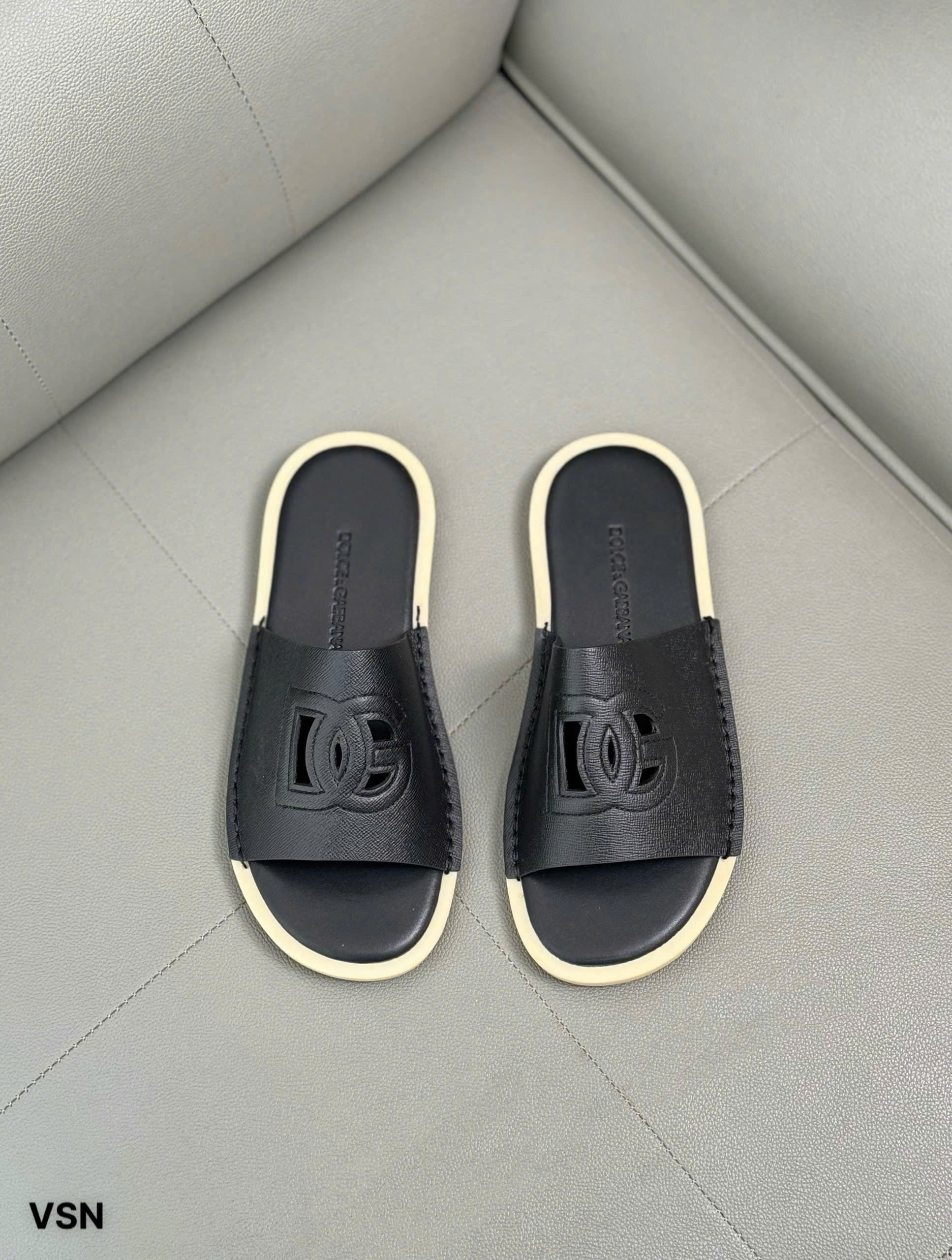 Dép lê Dolce Gabbana Đen sần viền vàng logo DG dập lỗ Like Auth 38-43 DDT