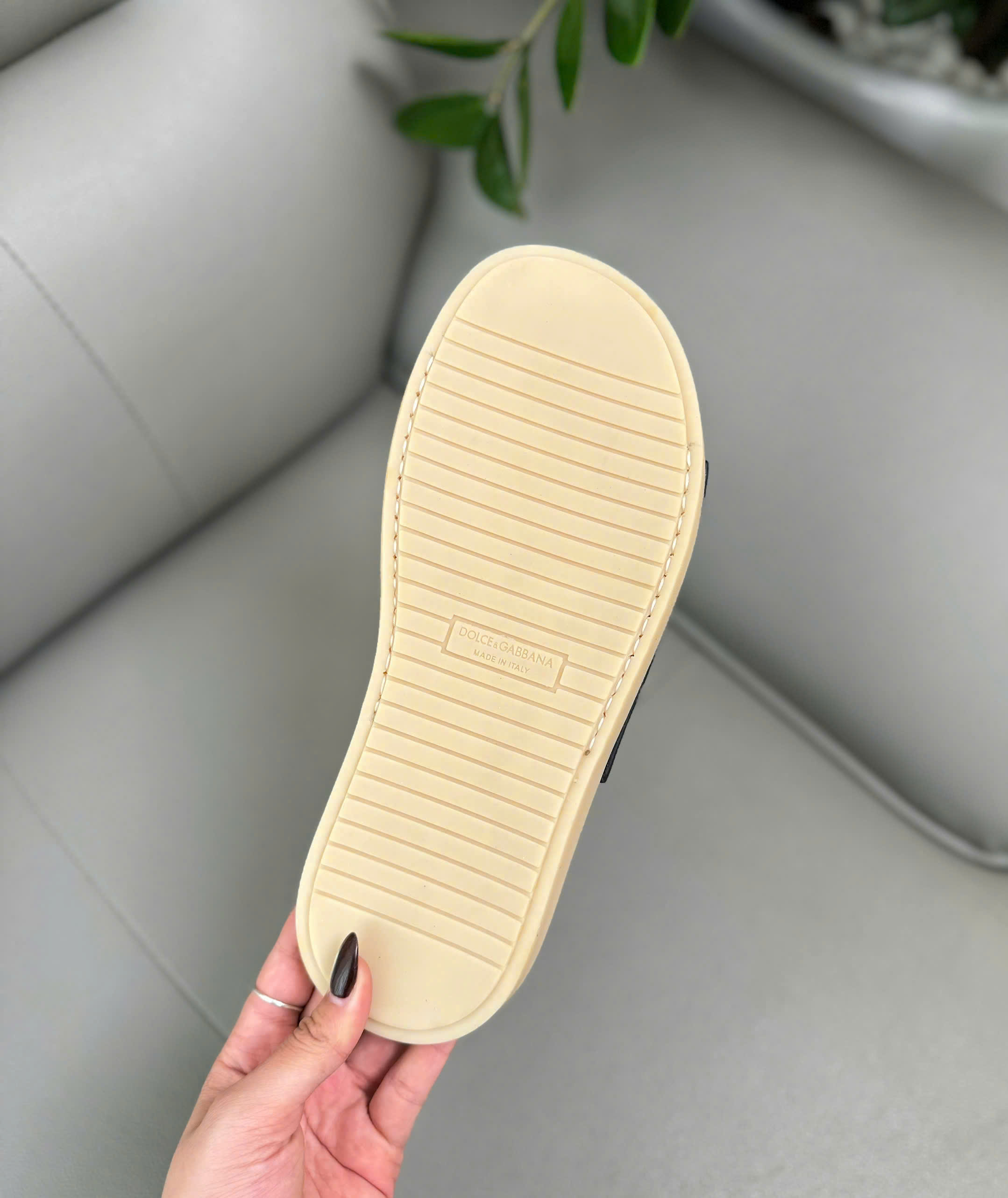 Dép lê Dolce Gabbana Đen sần viền vàng logo DG dập lỗ Like Auth 38-43 DDT