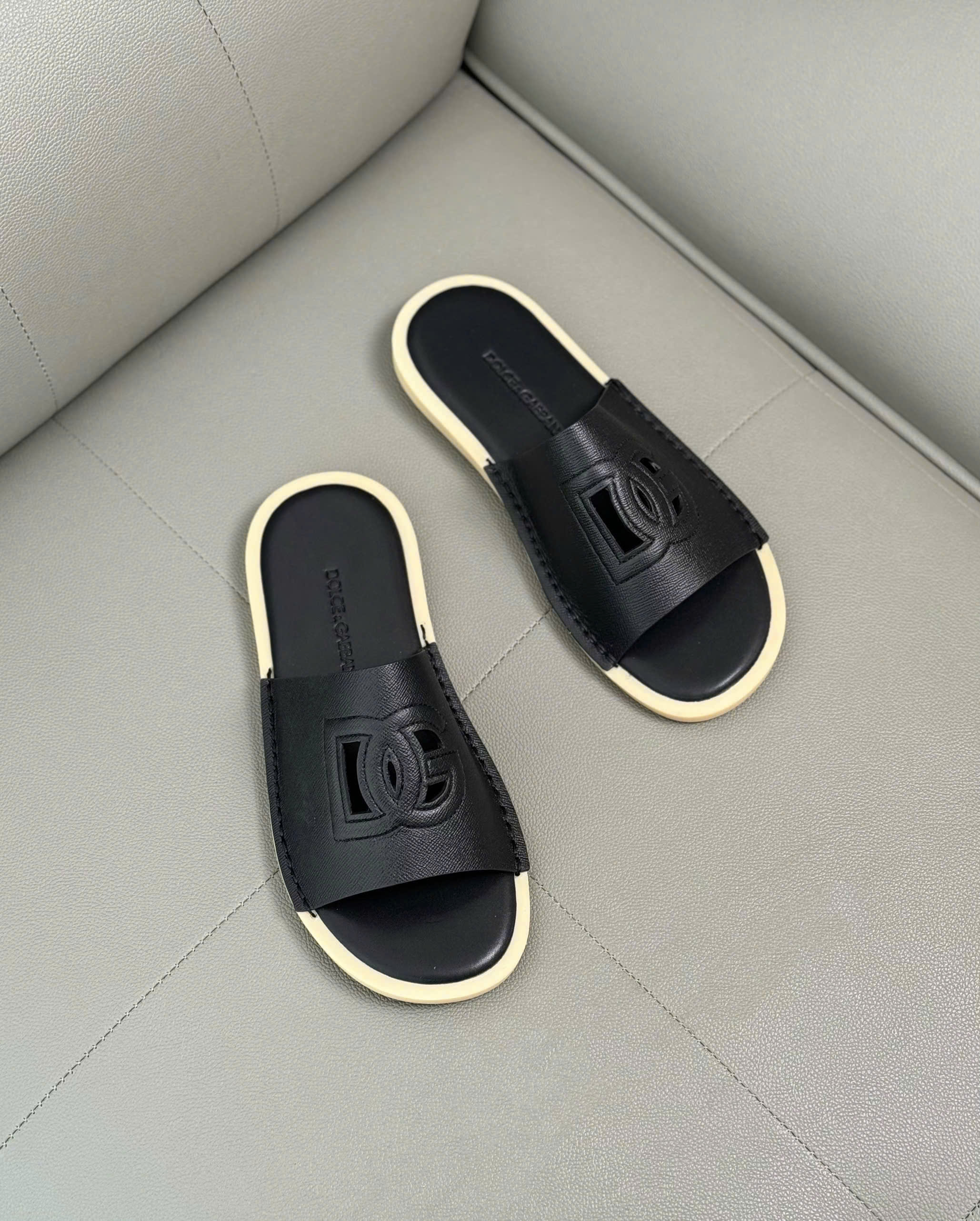 Dép lê Dolce Gabbana Đen sần viền vàng logo DG dập lỗ Like Auth 38-43 DDT