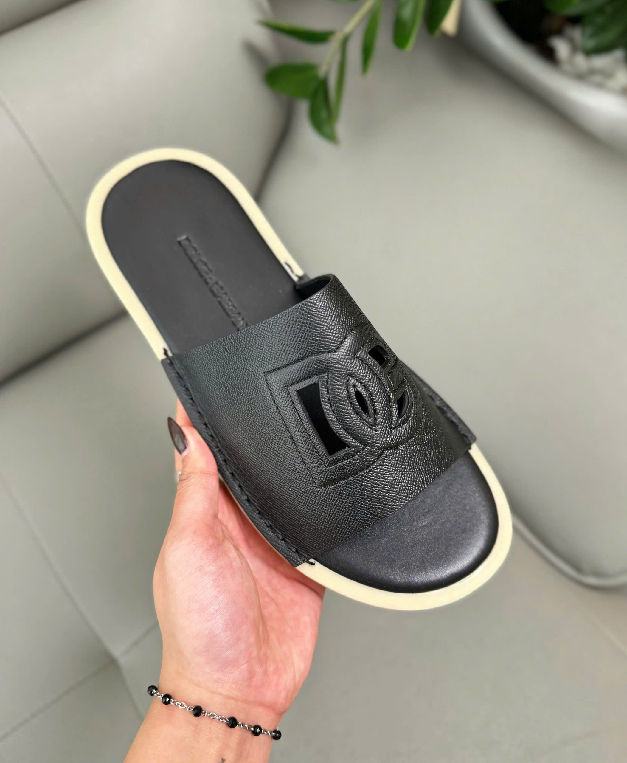 Dép lê Dolce Gabbana Đen sần viền vàng logo DG dập lỗ Like Auth 38-43 DDT