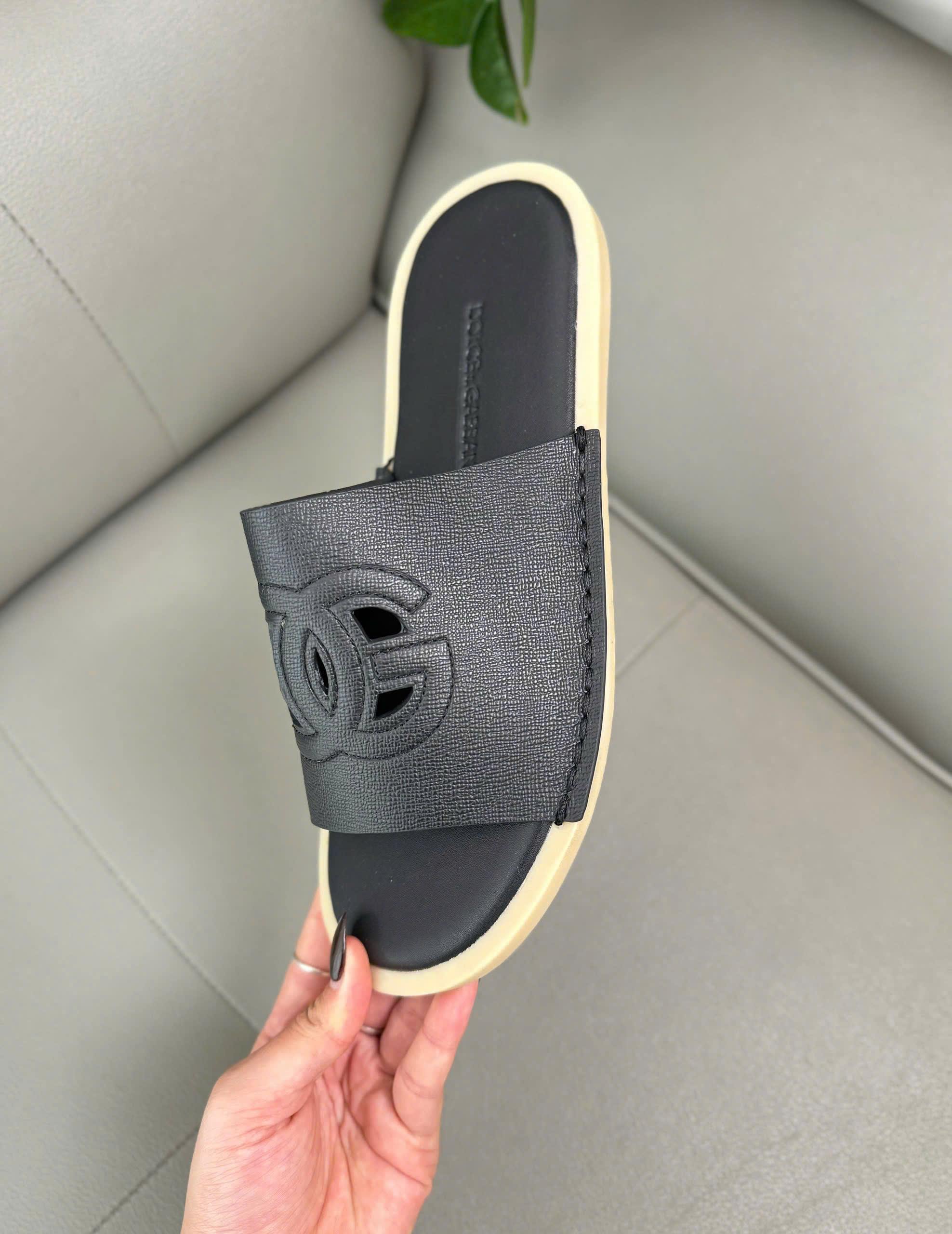 Dép lê Dolce Gabbana Đen sần viền vàng logo DG dập lỗ Like Auth 38-43 DDT