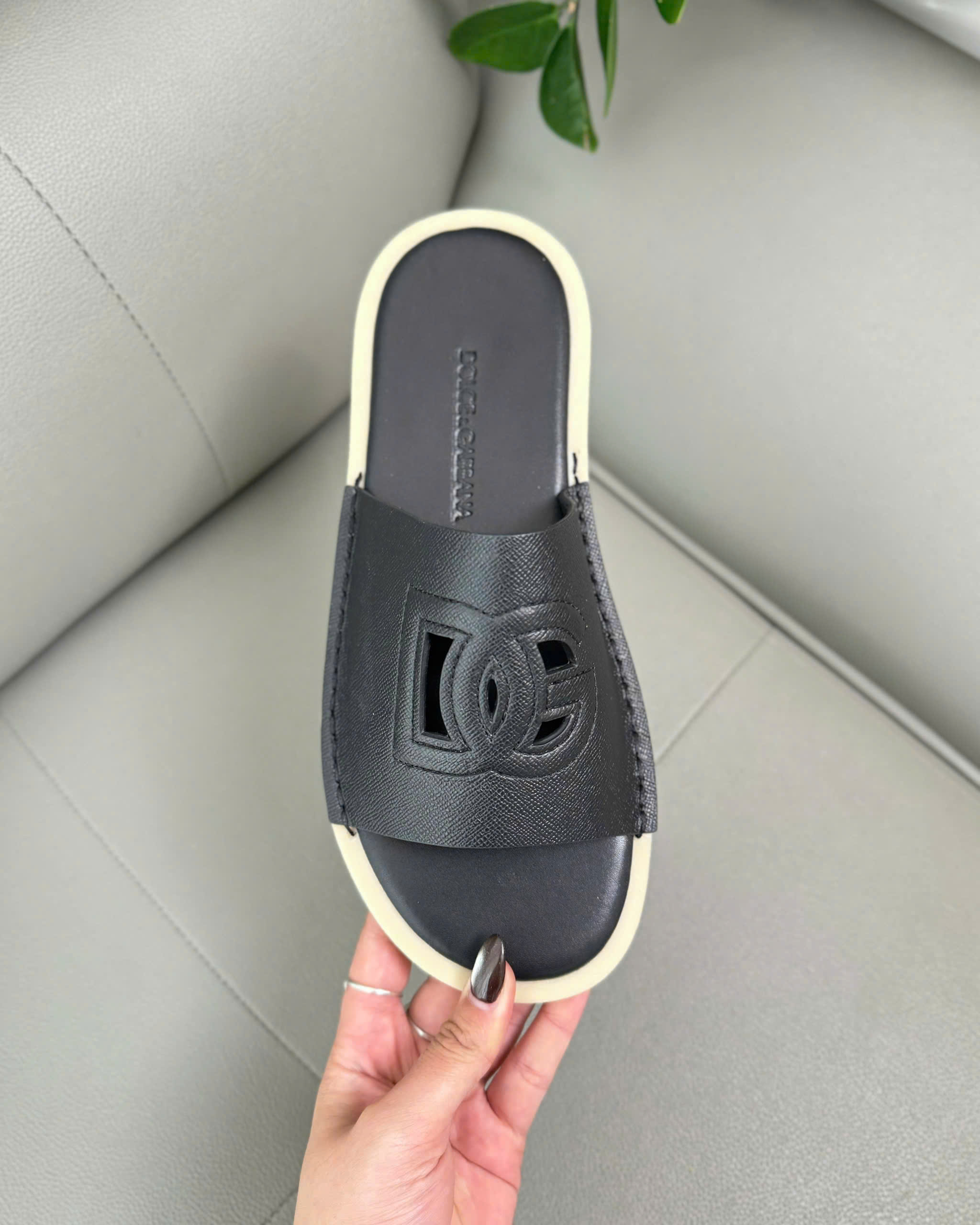 Dép lê Dolce Gabbana Đen sần viền vàng logo DG dập lỗ Like Auth 38-43 DDT