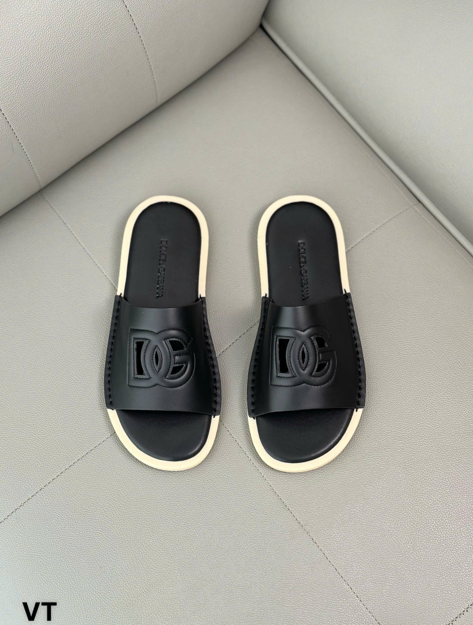 Dép lê Dolce Gabbana Đen trơn viền vàng logo DG dập lỗ Like Auth 38-43 DDT