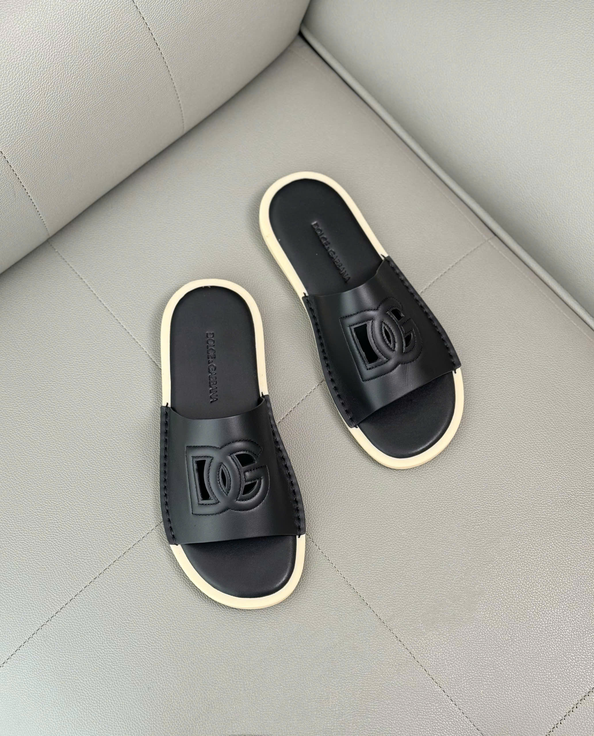 Dép lê Dolce Gabbana Đen trơn viền vàng logo DG dập lỗ Like Auth 38-43 DDT