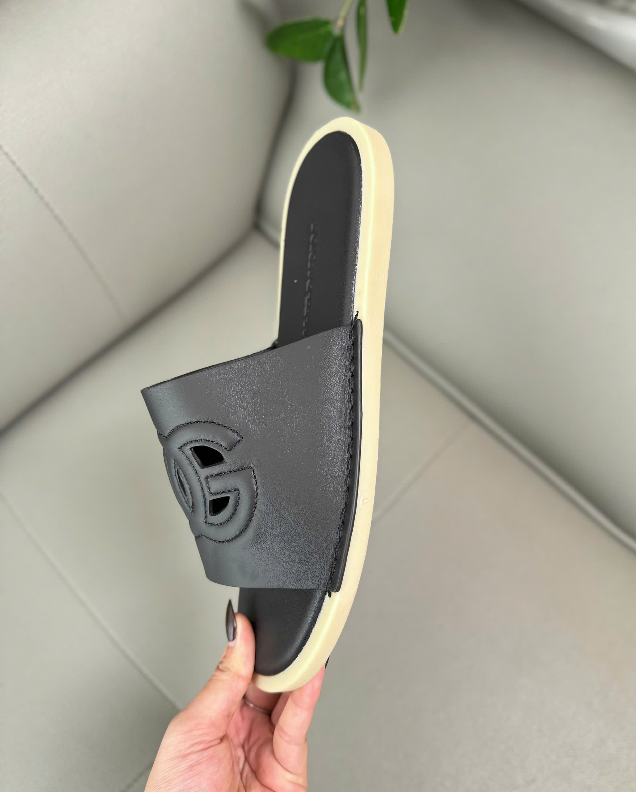 Dép lê Dolce Gabbana Đen trơn viền vàng logo DG dập lỗ Like Auth 38-43 DDT