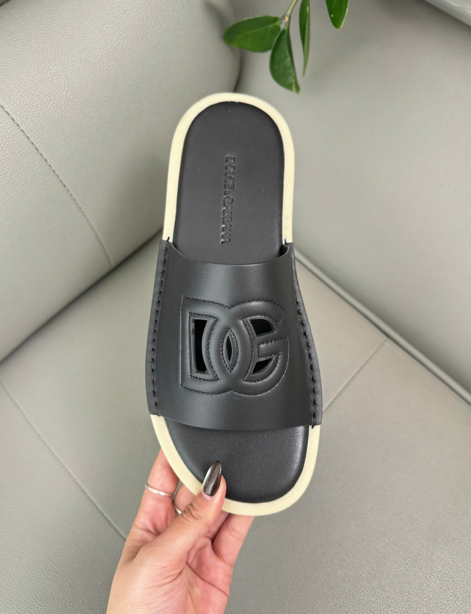 Dép lê Dolce Gabbana Đen trơn viền vàng logo DG dập lỗ Like Auth 38-43 DDT