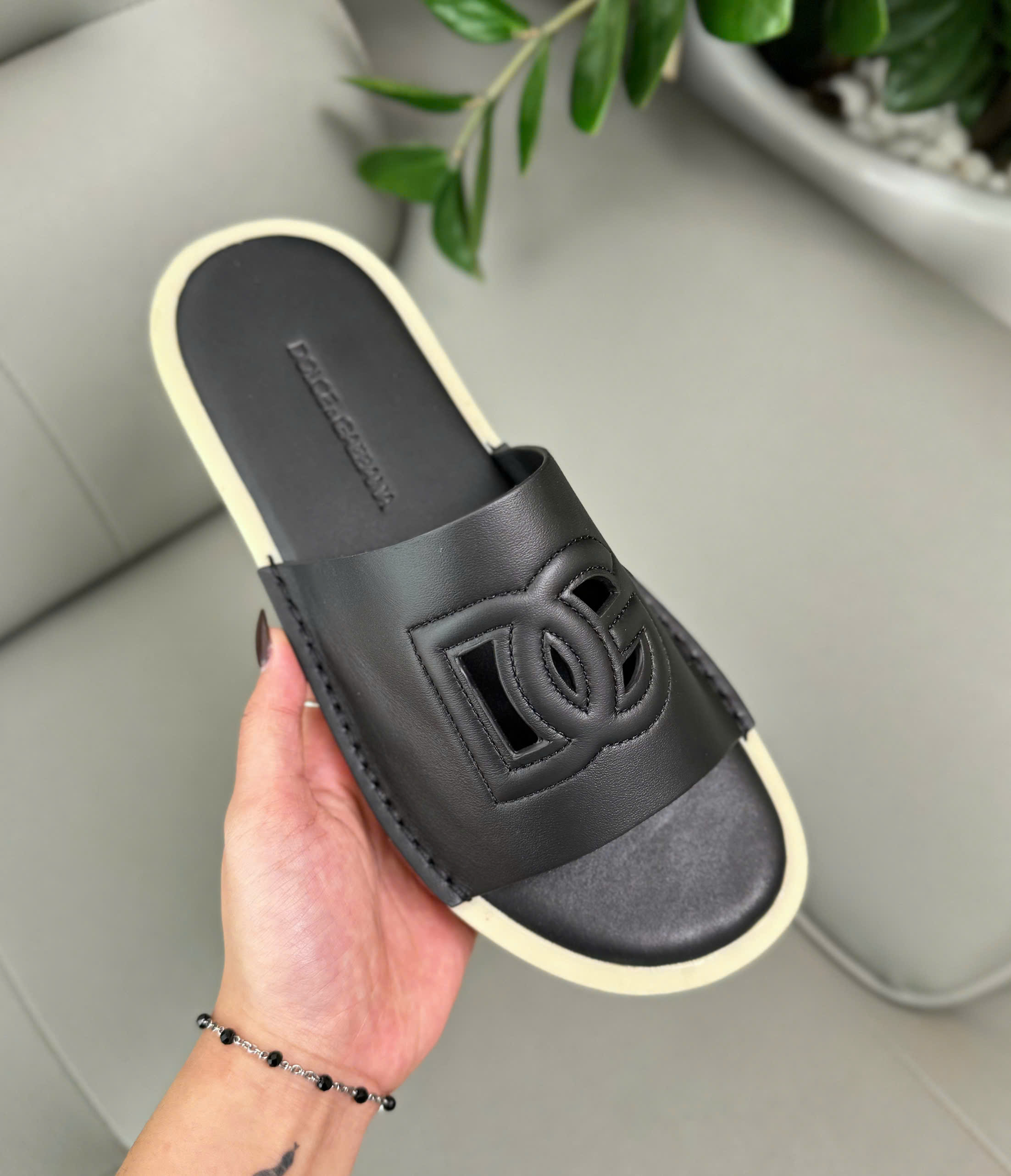 Dép lê Dolce Gabbana Đen trơn viền vàng logo DG dập lỗ Like Auth 38-43 DDT