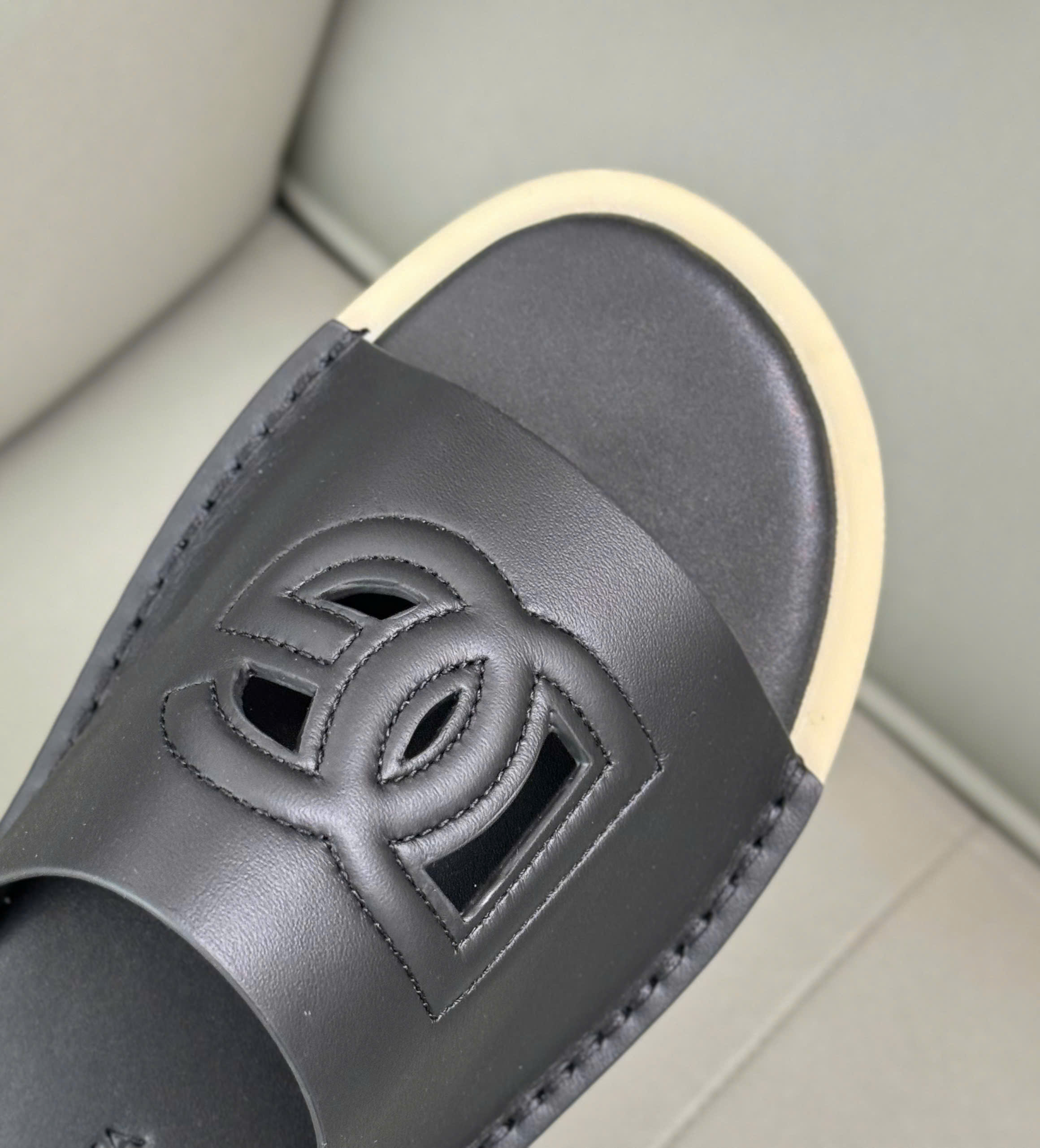 Dép lê Dolce Gabbana Đen trơn viền vàng logo DG dập lỗ Like Auth 38-43 DDT