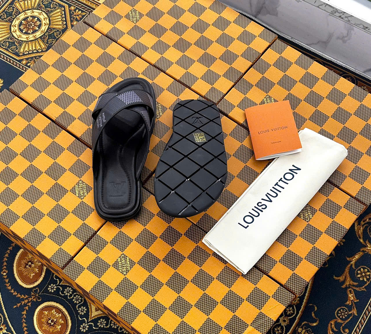 Dép lê quai ngang-chéo Louis Vuitton LV Đen họa tiết Caro Like Auth 38-43 LK