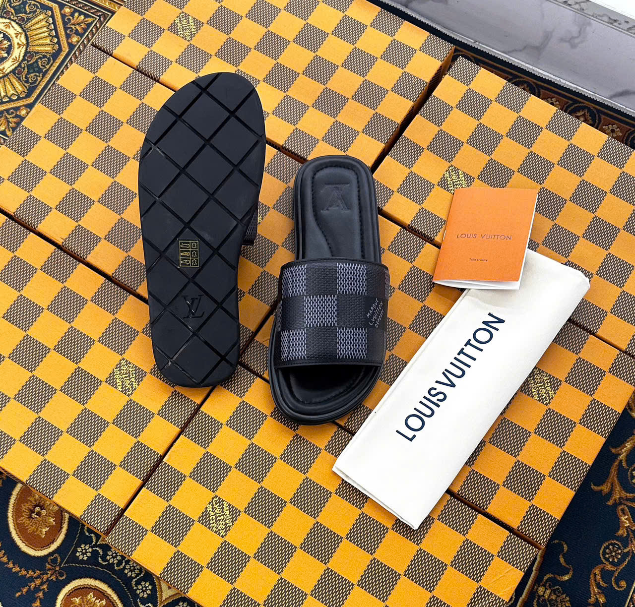 Dép lê quai ngang-chéo Louis Vuitton LV Đen họa tiết Caro Like Auth 38-43 LK