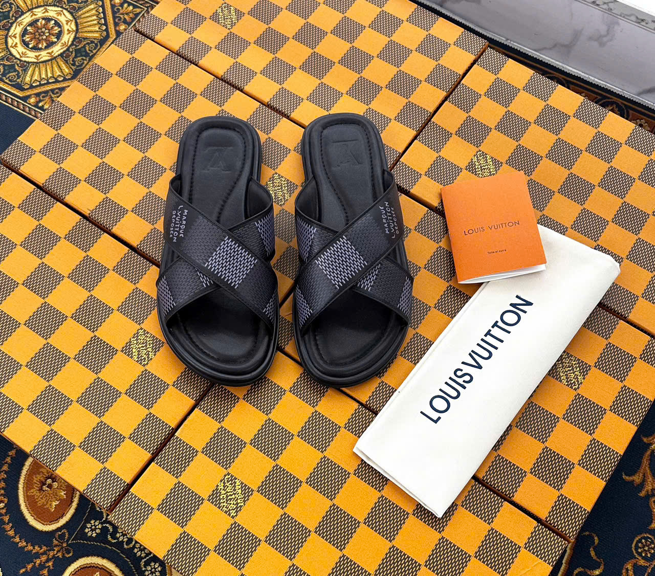 Dép lê quai ngang-chéo Louis Vuitton LV Đen họa tiết Caro Like Auth 38-43 LK