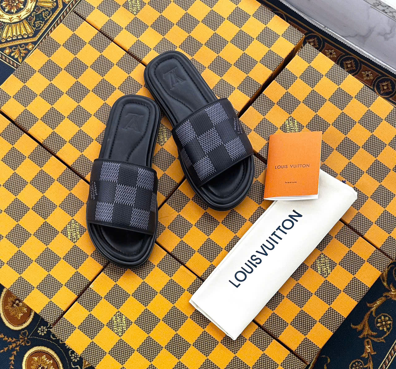 Dép lê quai ngang-chéo Louis Vuitton LV Đen họa tiết Caro Like Auth 38-43 LK