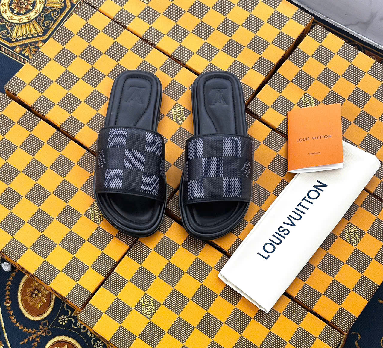 Dép lê quai ngang-chéo Louis Vuitton LV Đen họa tiết Caro Like Auth 38-43 LK