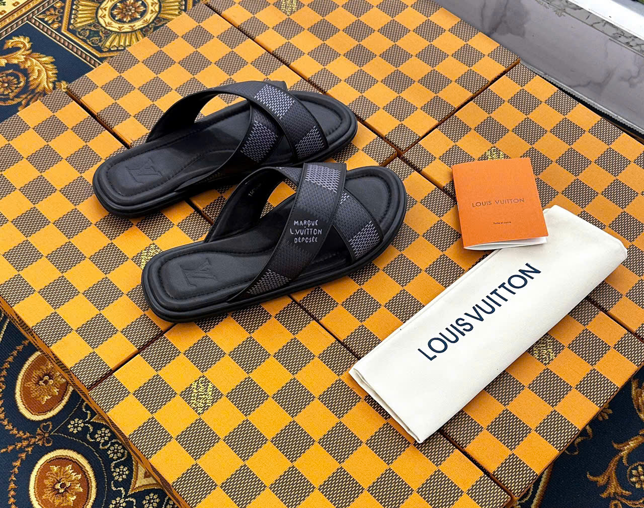 Dép lê quai ngang-chéo Louis Vuitton LV Đen họa tiết Caro Like Auth 38-43 LK