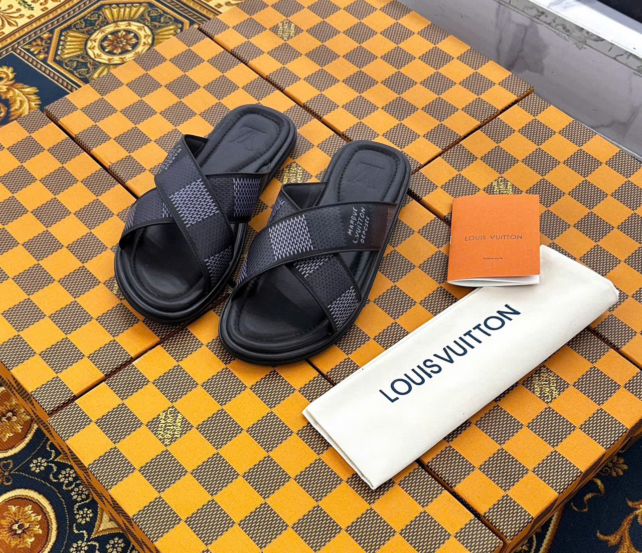 Dép lê quai ngang-chéo Louis Vuitton LV Đen họa tiết Caro Like Auth 38-43 LK