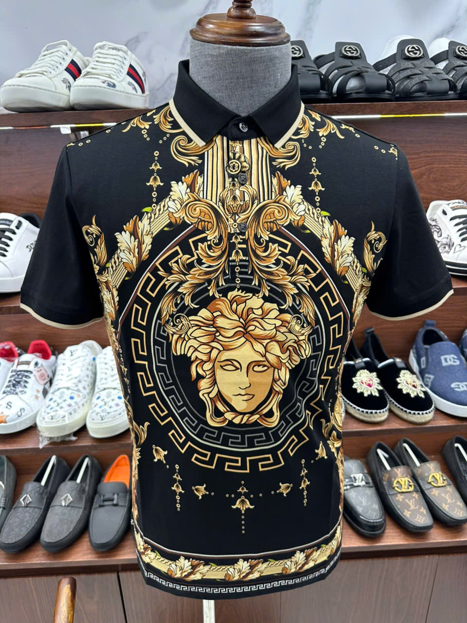 Áo polo hình Versace VS họa tiết Đen Vàng mặt quỷ quý tộc Like AUth 48-54 LK