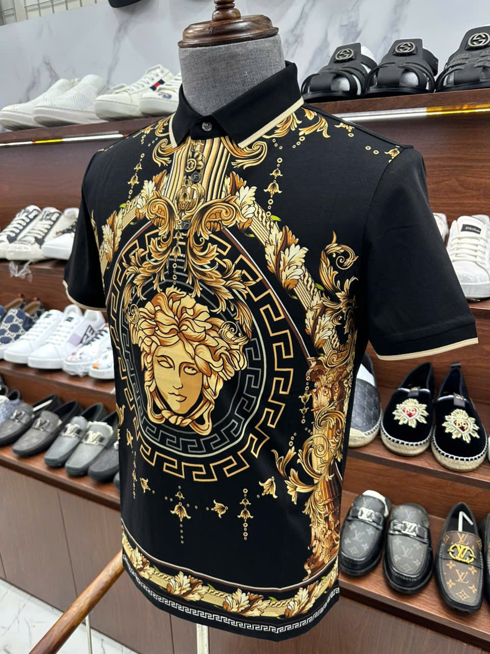 Áo polo hình Versace VS họa tiết Đen Vàng mặt quỷ quý tộc Like AUth 48-54 LK