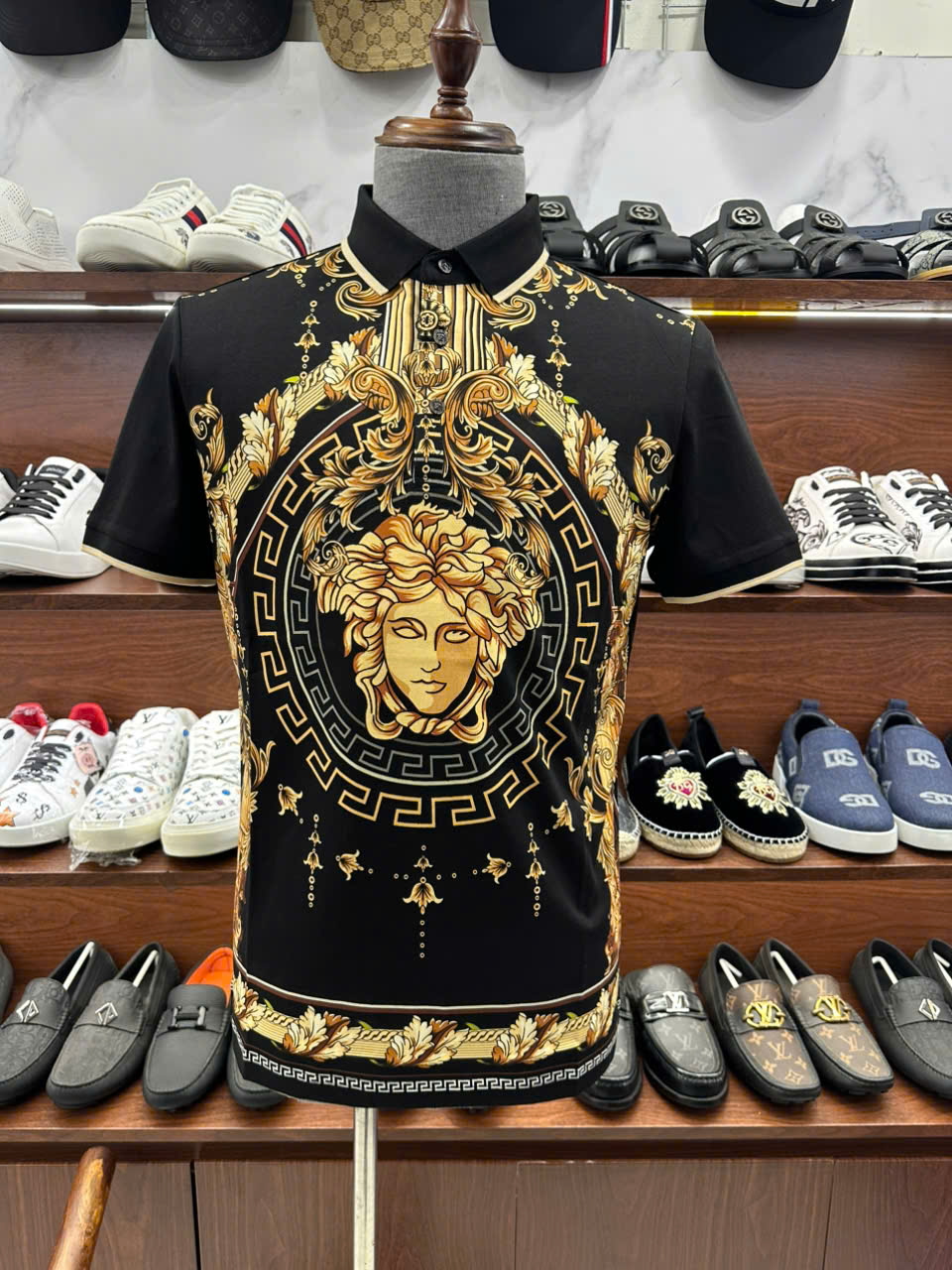 Áo polo hình Versace VS họa tiết Đen Vàng mặt quỷ quý tộc Like AUth 48-54 LK