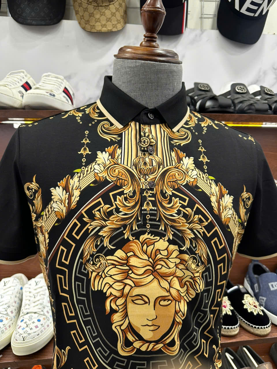 Áo polo hình Versace VS họa tiết Đen Vàng mặt quỷ quý tộc Like AUth 48-54 LK