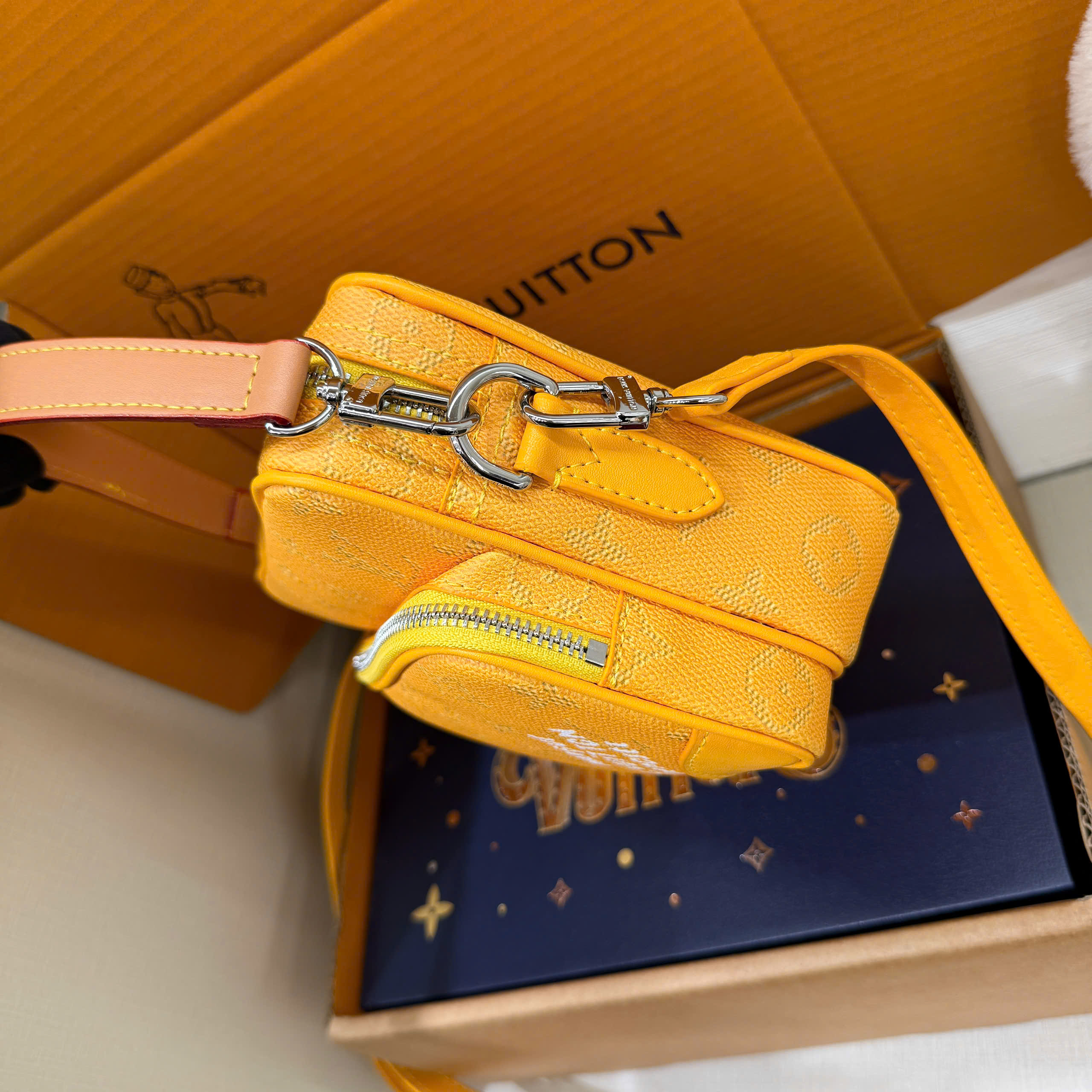 Túi đeo chéo Clutch Louis Vuitton LV Vàng Monogram Archive 2in1 Like Auth 1-1 on web 25x18x11 PLD