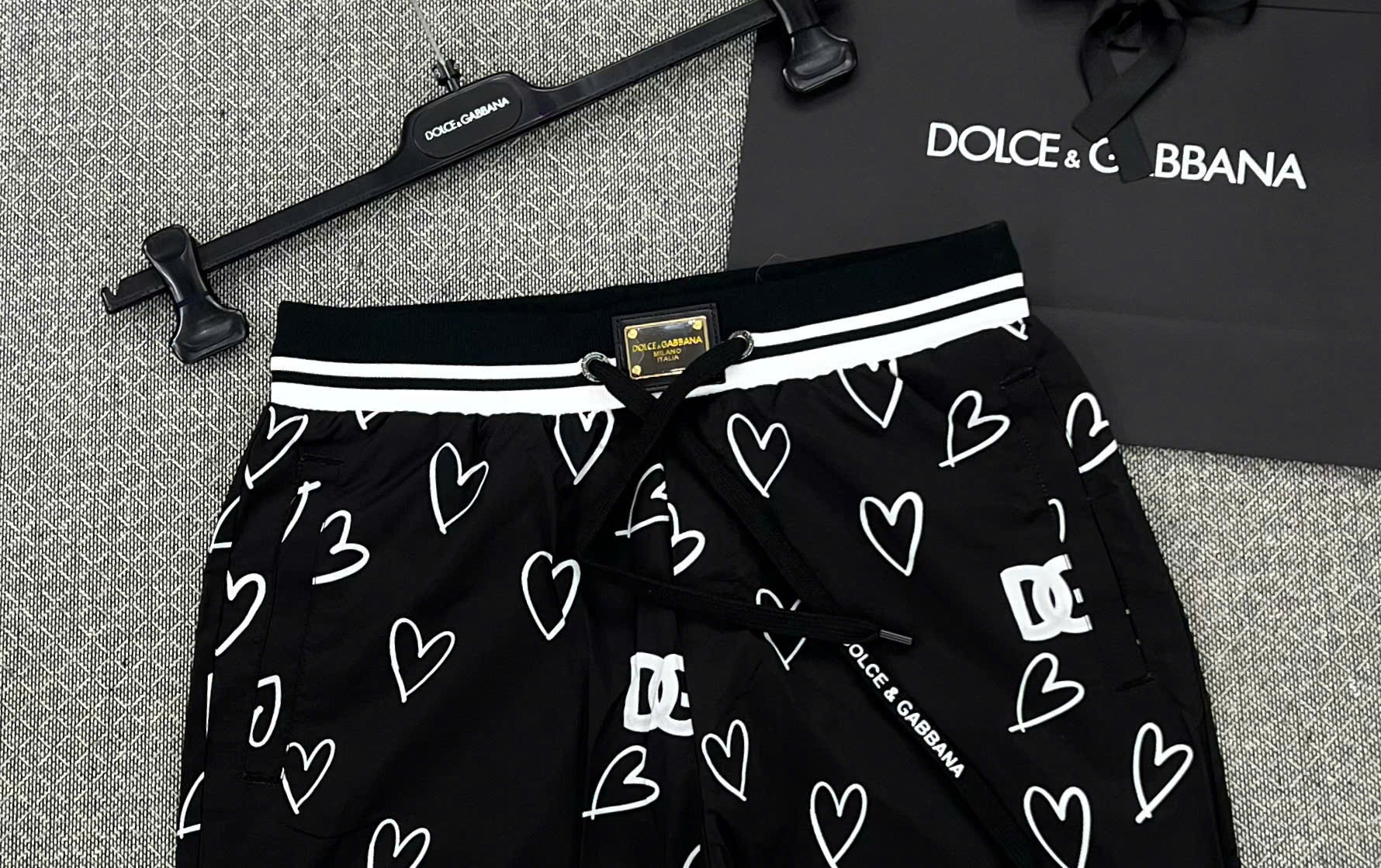 Quần short đùi gió Dolce Gabbana DG logo tag vuông cạp họa tiết trái tim Like Auth S-XL MK