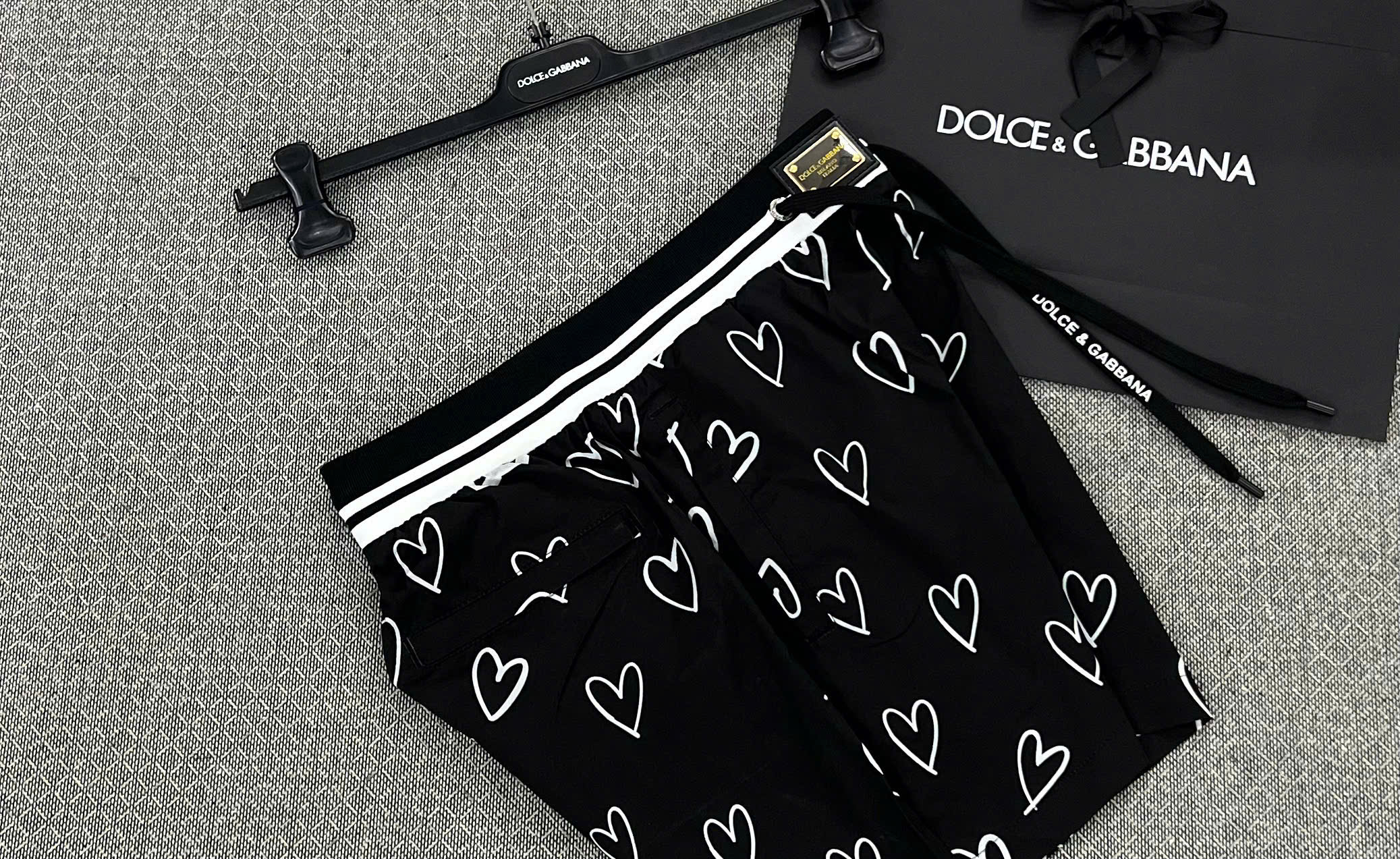 Quần short đùi gió Dolce Gabbana DG logo tag vuông cạp họa tiết trái tim Like Auth S-XL MK