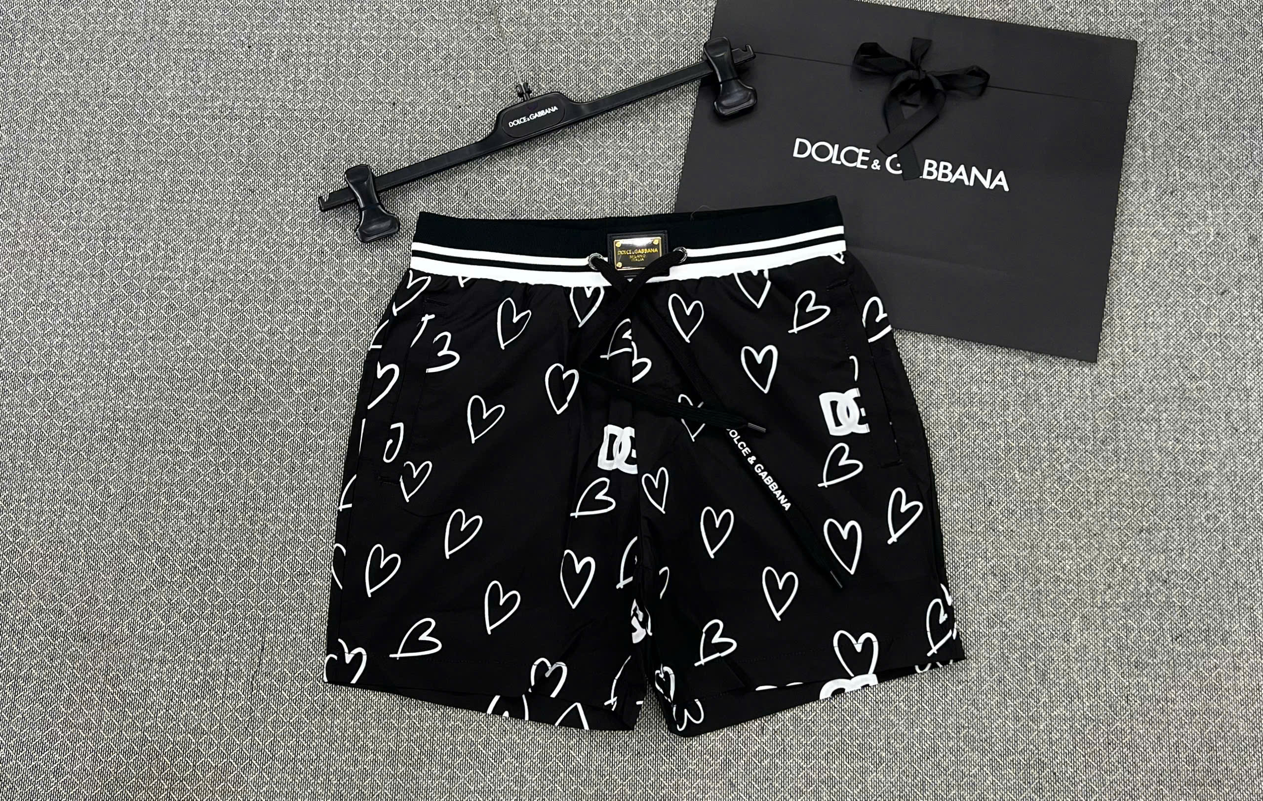 Quần short đùi gió Dolce Gabbana DG logo tag vuông cạp họa tiết trái tim Like Auth S-XL MK