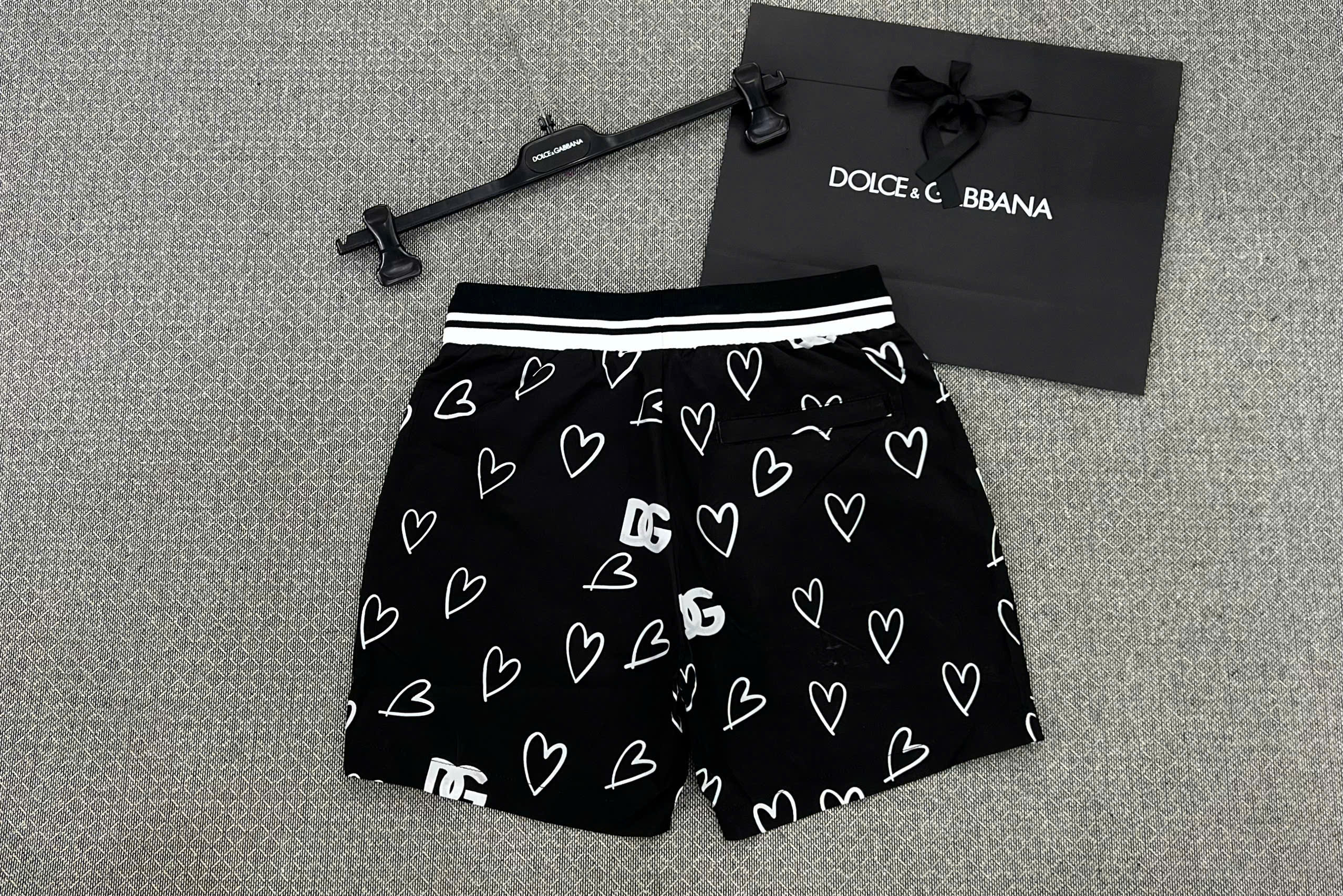Quần short đùi gió Dolce Gabbana DG logo tag vuông cạp họa tiết trái tim Like Auth S-XL MK